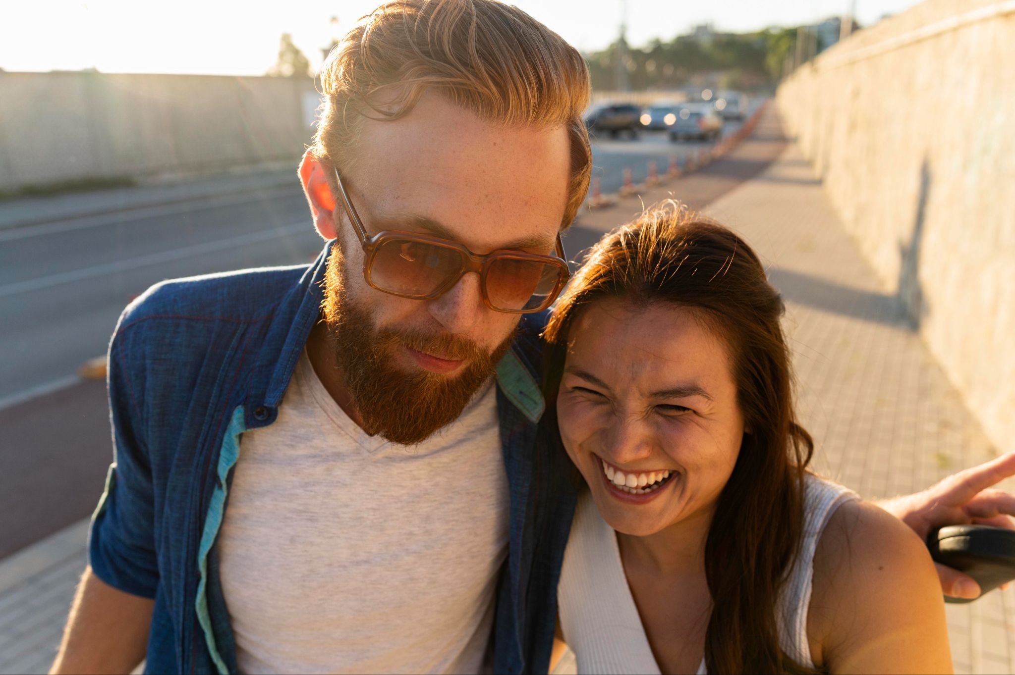 Мужчина и женщина флиртуют