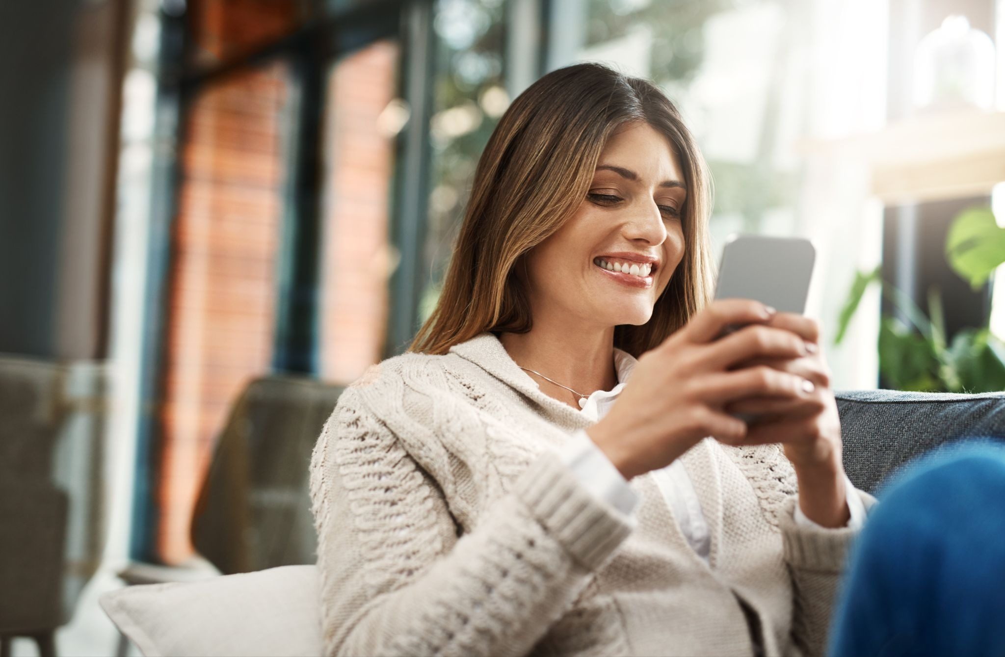 Девушка читает дерзкий подкат от парня в приложении знакомств и смеётся