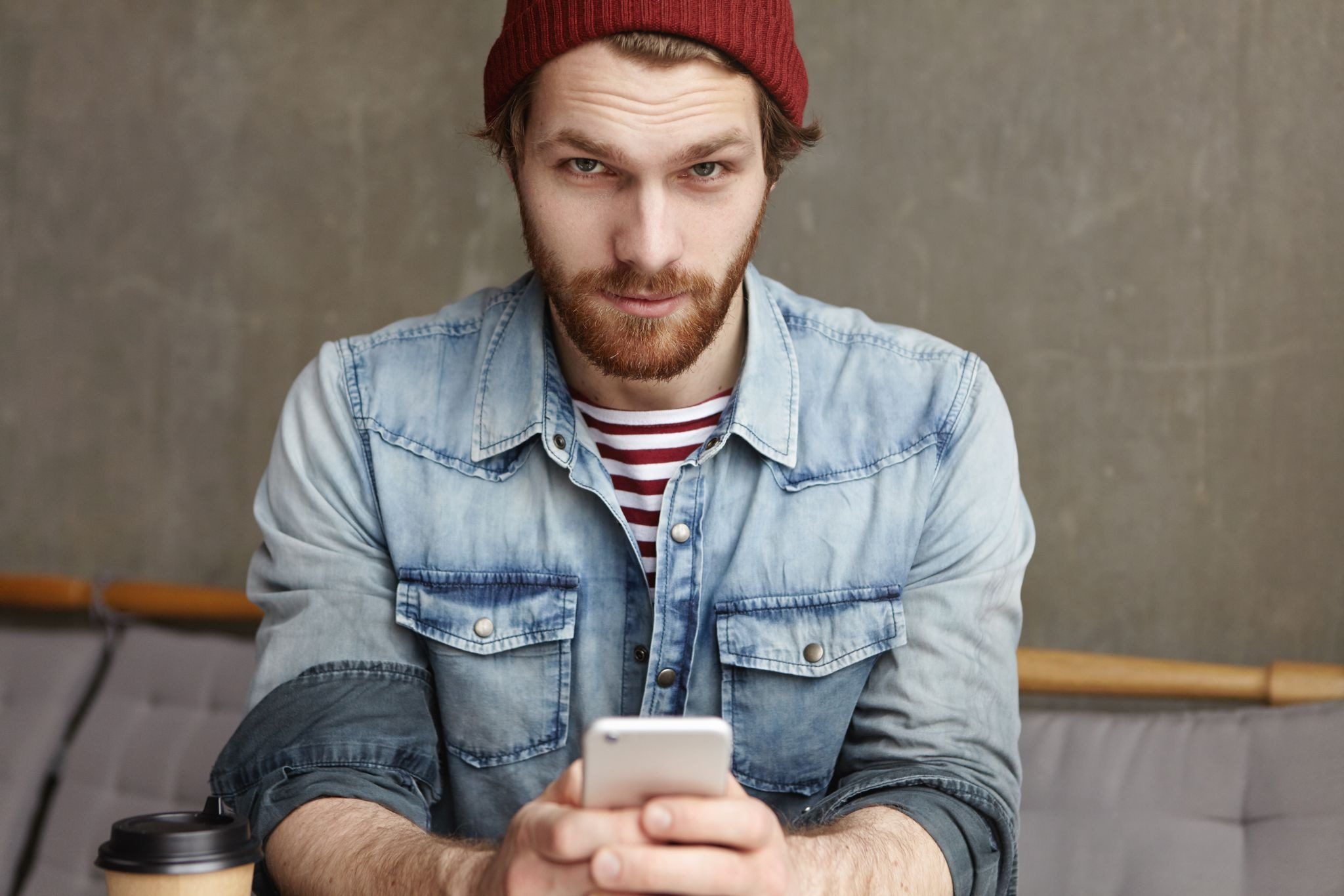 Уведомление от девушки на экране телефона парня с первым сообщением в ВК