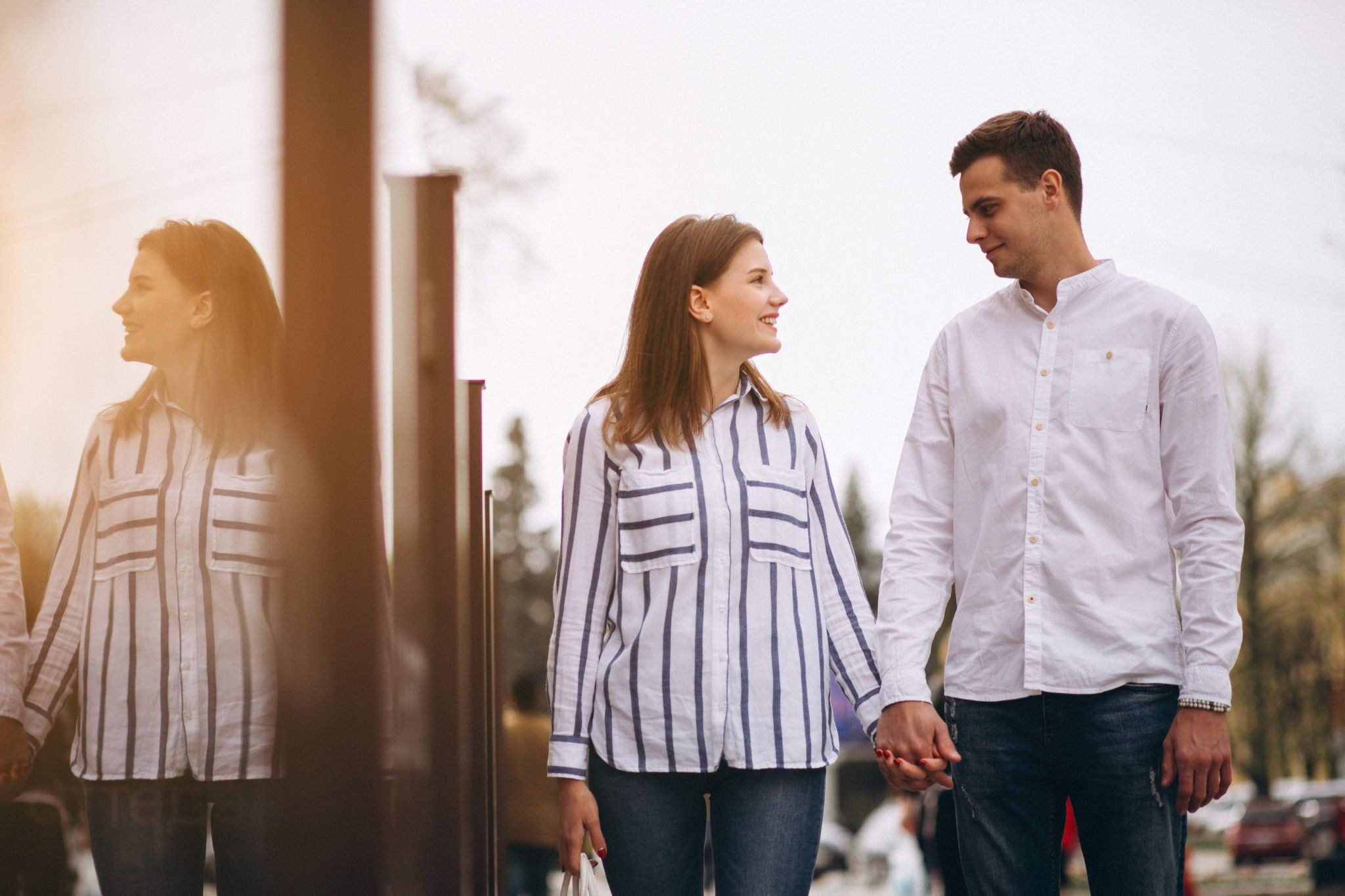 Девушка получает комплимент от парня