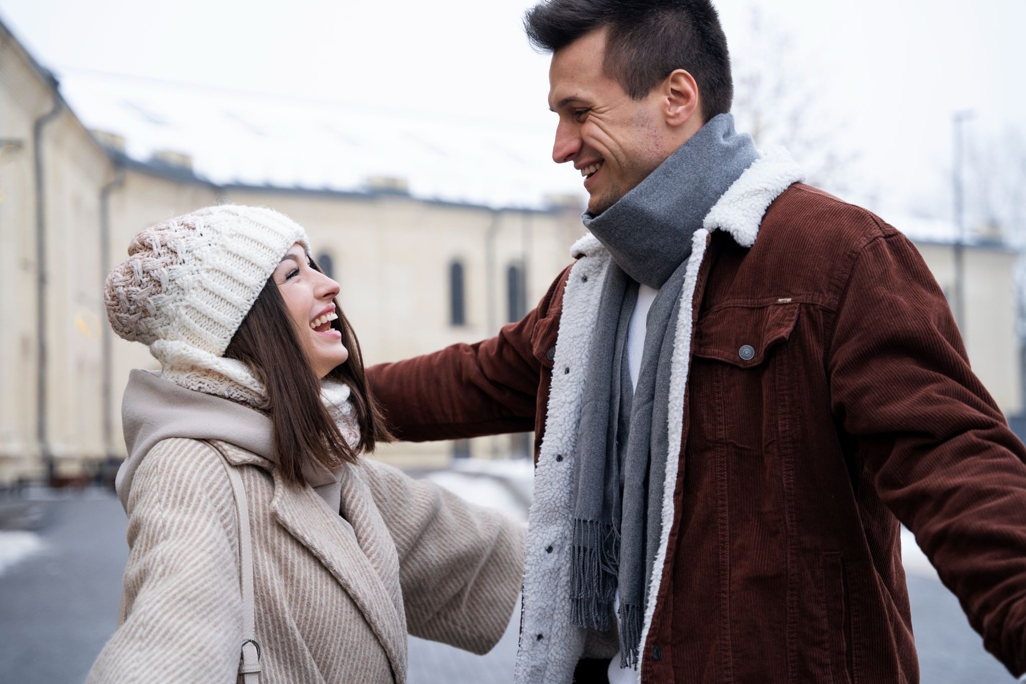 Пара на первом свидании на прогулке по вечернему городу