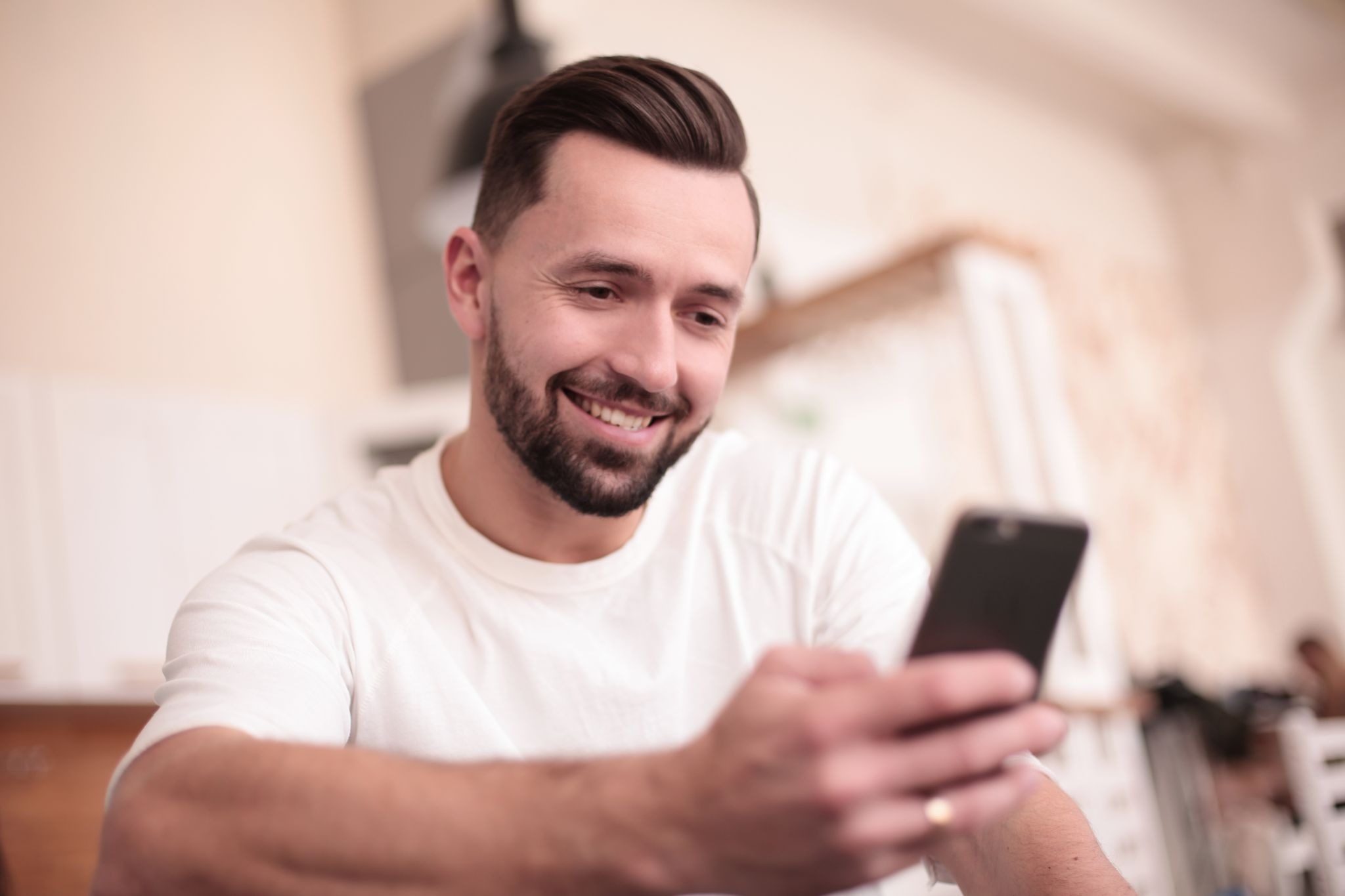 Мужчина читает интересный статус девушки в анкете на сайте знакомств