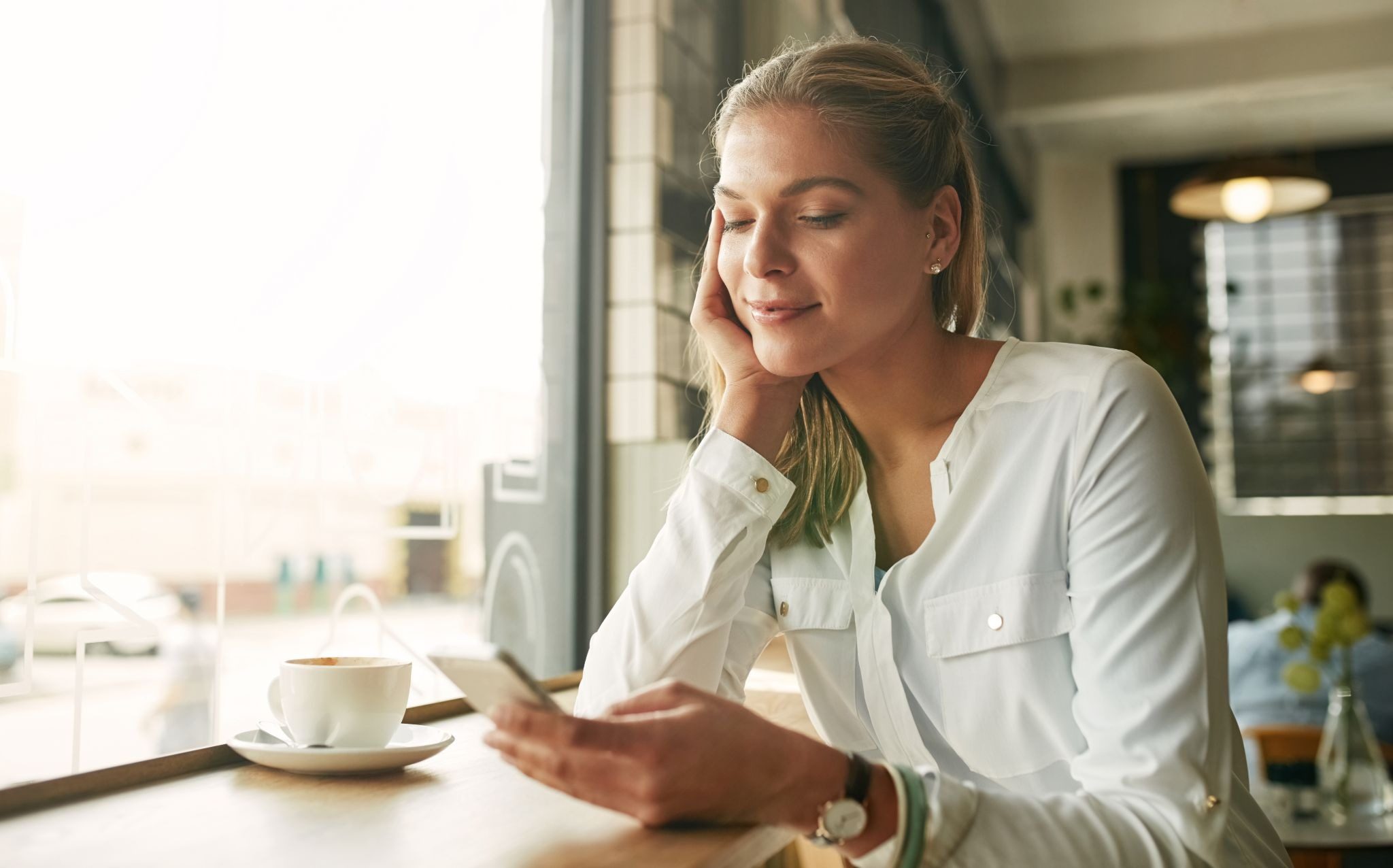 Девушка заполняет анкету на сайте знакомств и придумывает статус о себе
