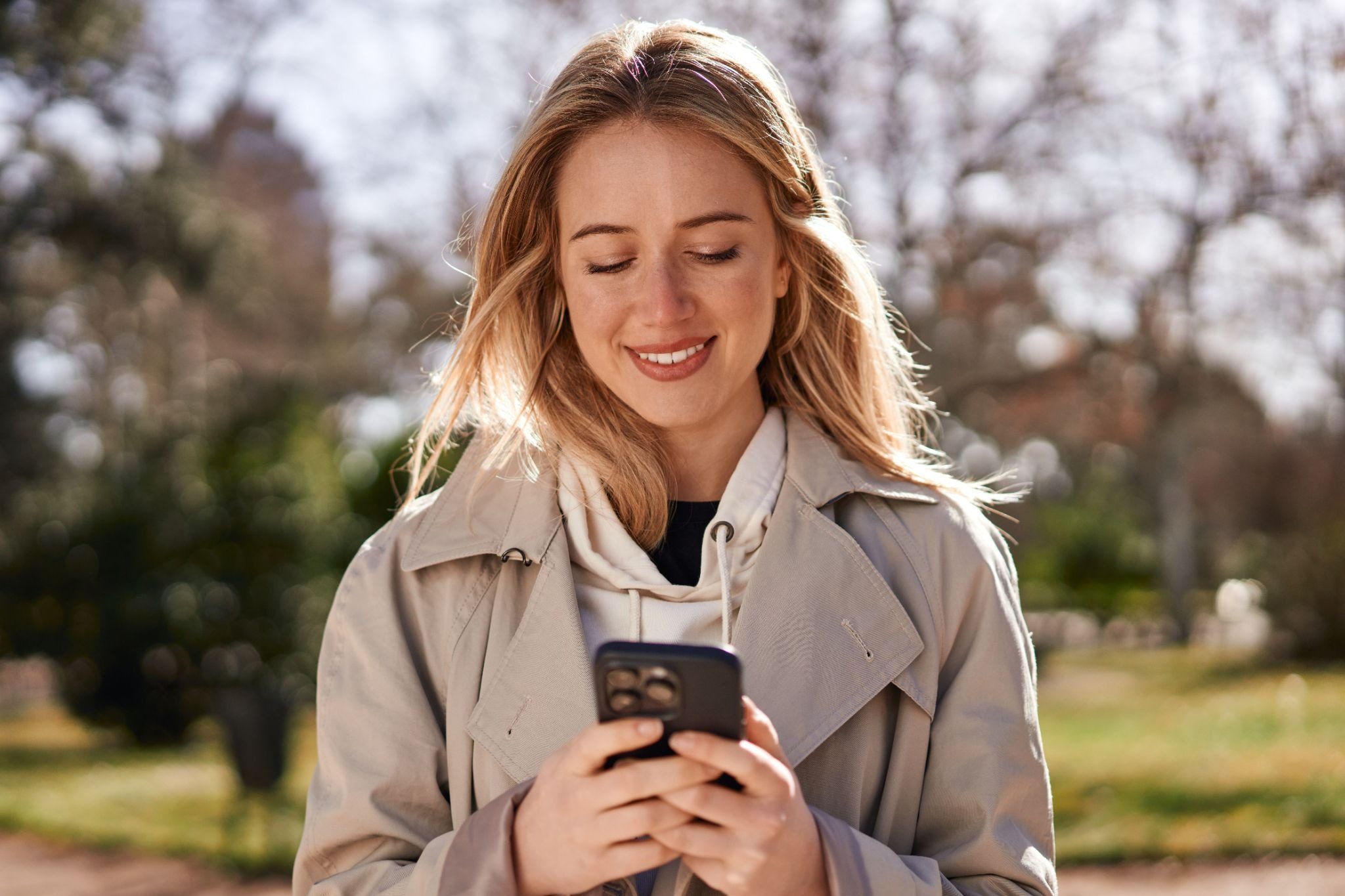 Девушка отправляет сообщение мужчине после первого свидания