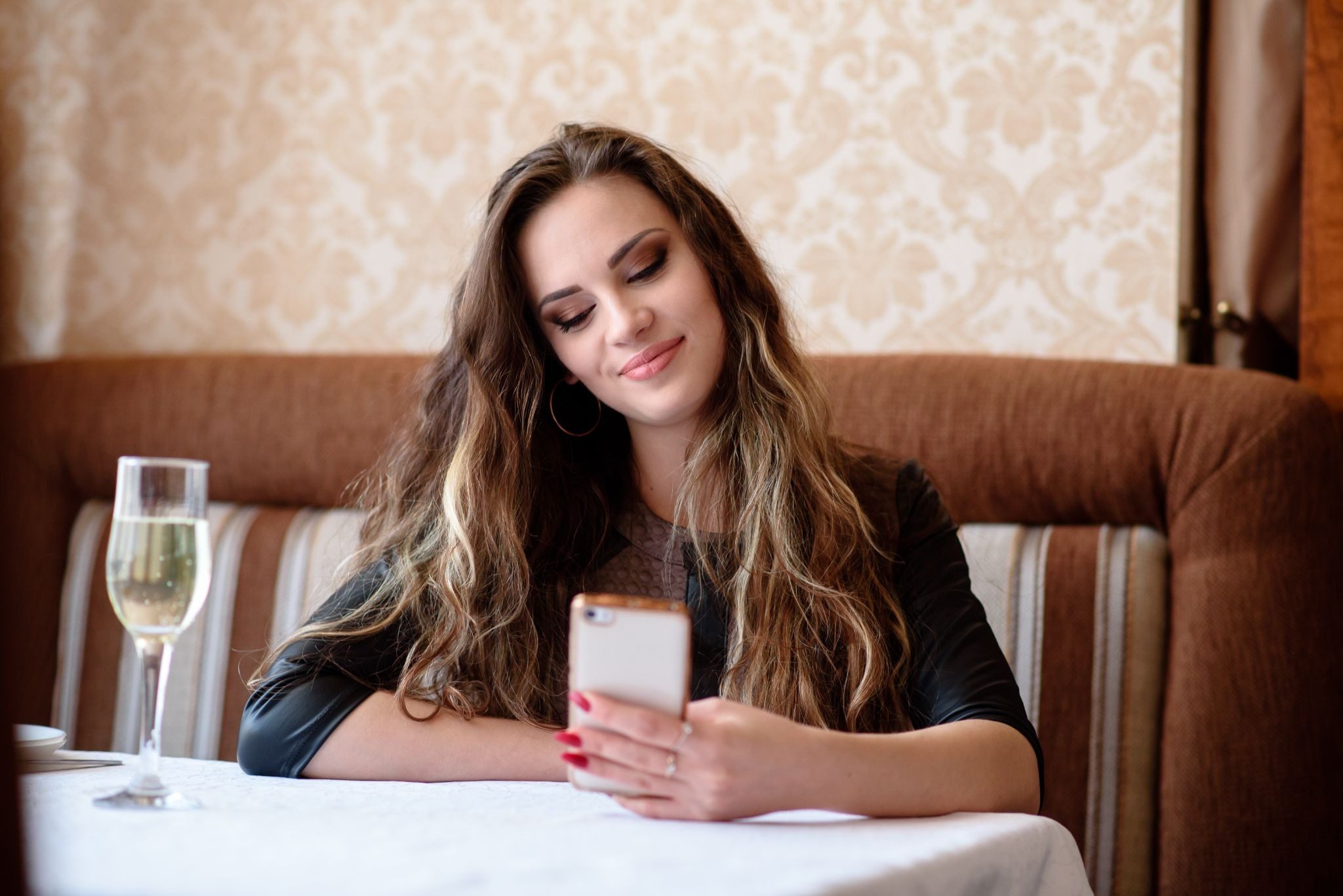 Девушка отвечает на интересный вопрос от парня в переписке на сайте знакомств