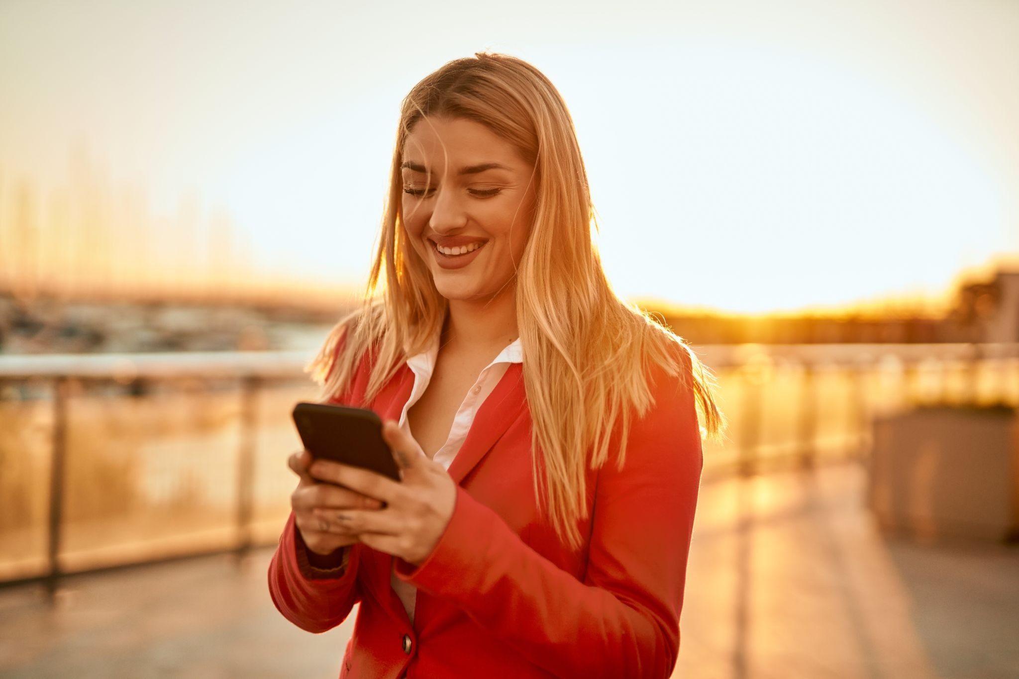 Экран смартфона с прикольным подкатом от девушки