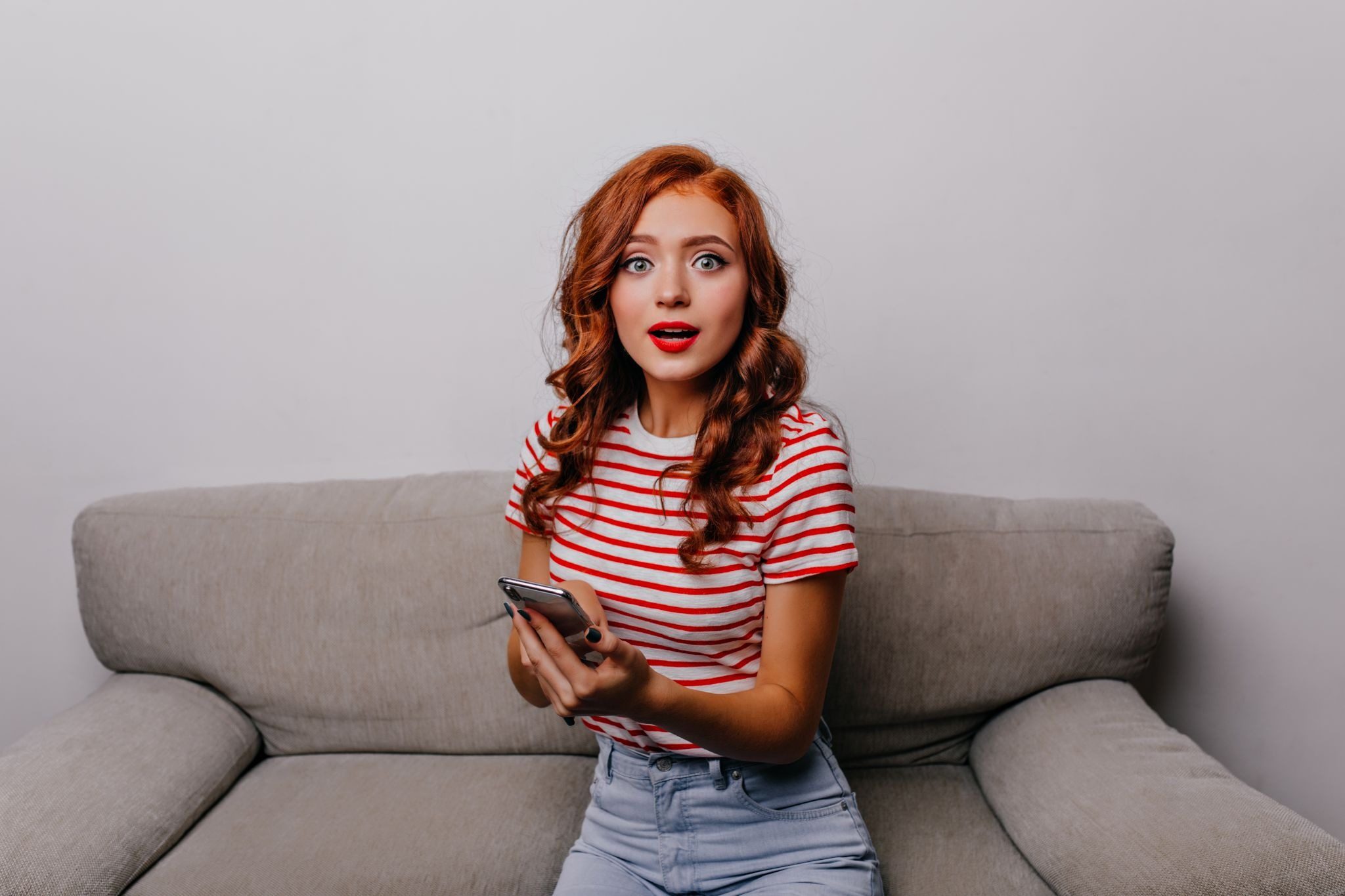 Девушка листает анкеты мужчин на сайте знакомств в поисках серьёзного партнёра