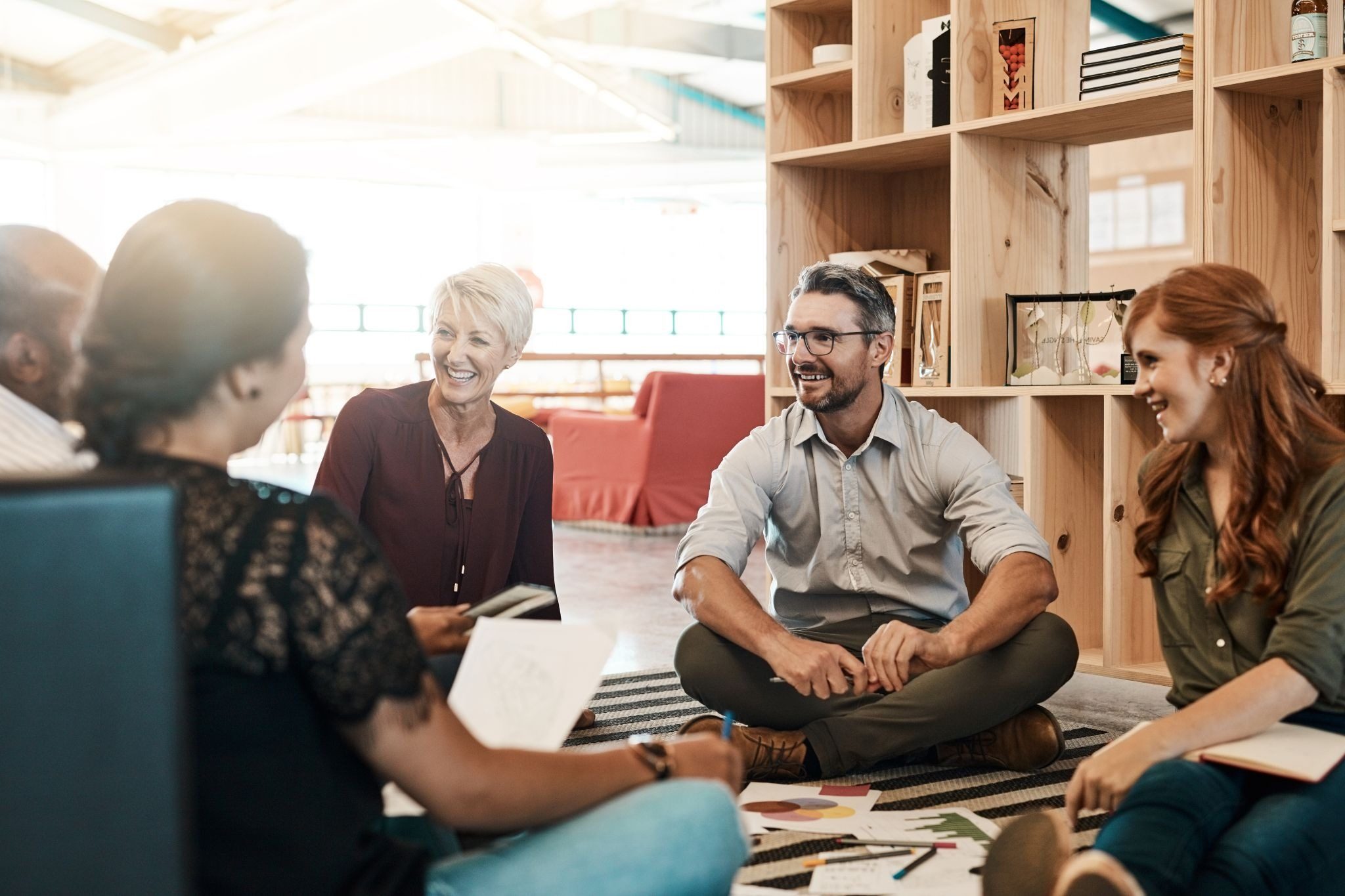 Мужчина и женщина познакомились через общих друзей на вечеринке