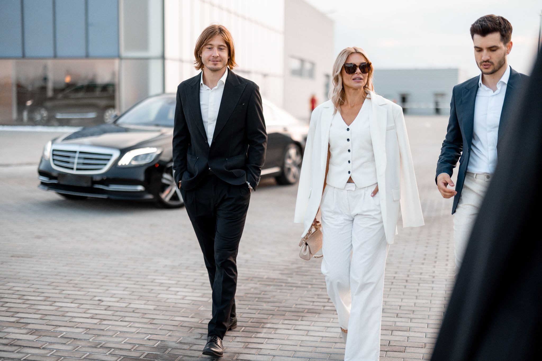 Стильная девушка в элегантном наряде на деловом мероприятии