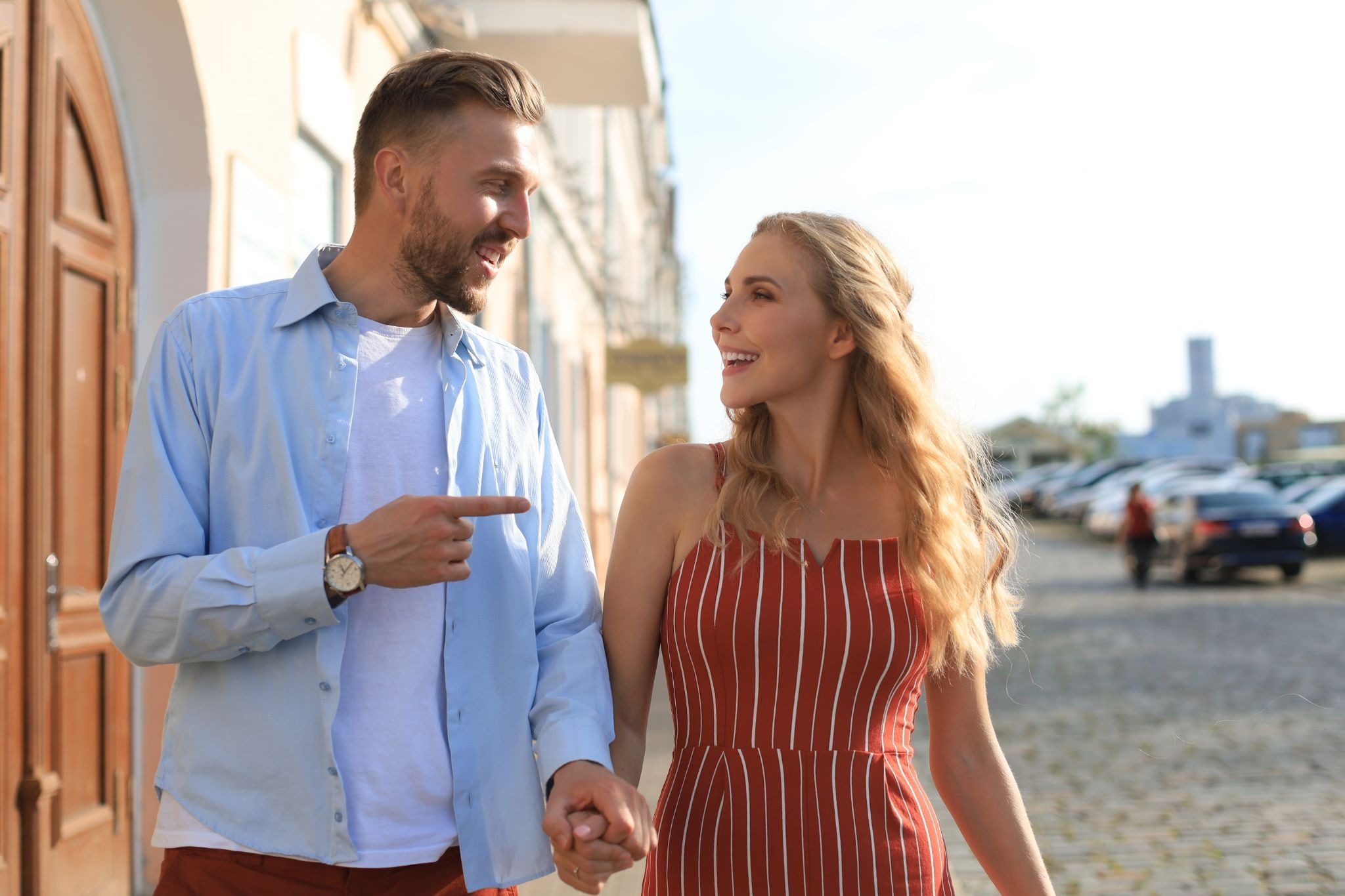 Уверенная девушка улыбается парню во время разговора