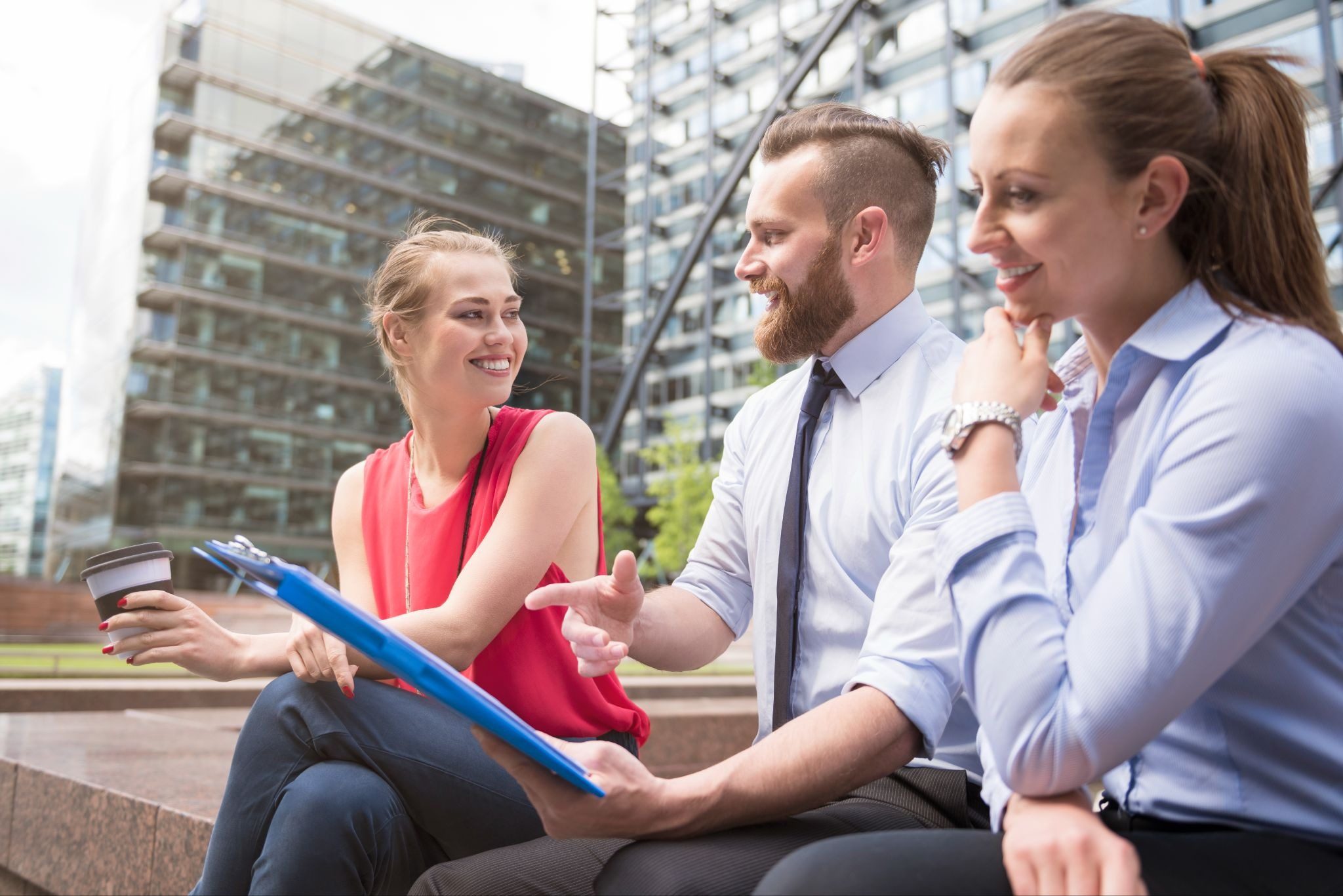 Девушка подходит к мужчине на бизнес-выставке в Москва-Экспо и заводит разговор