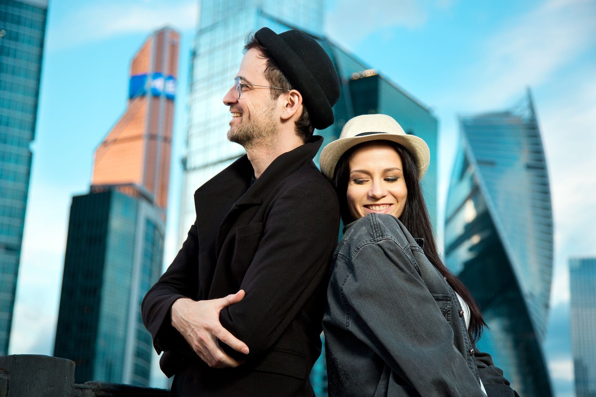 Девушка знакомится с мужчиной