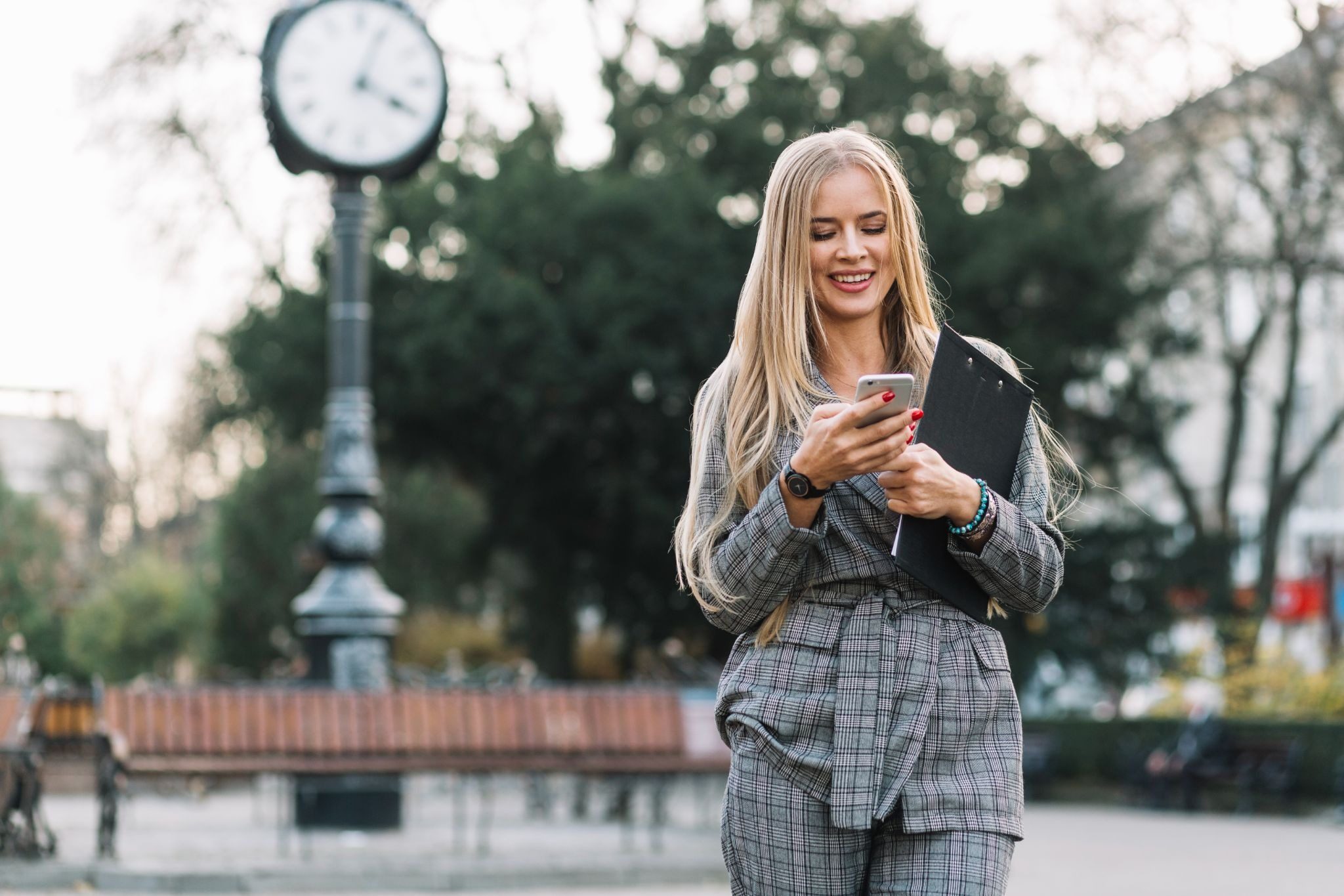 Женщина листает объявления мужчин на сайте знакомств на телефоне