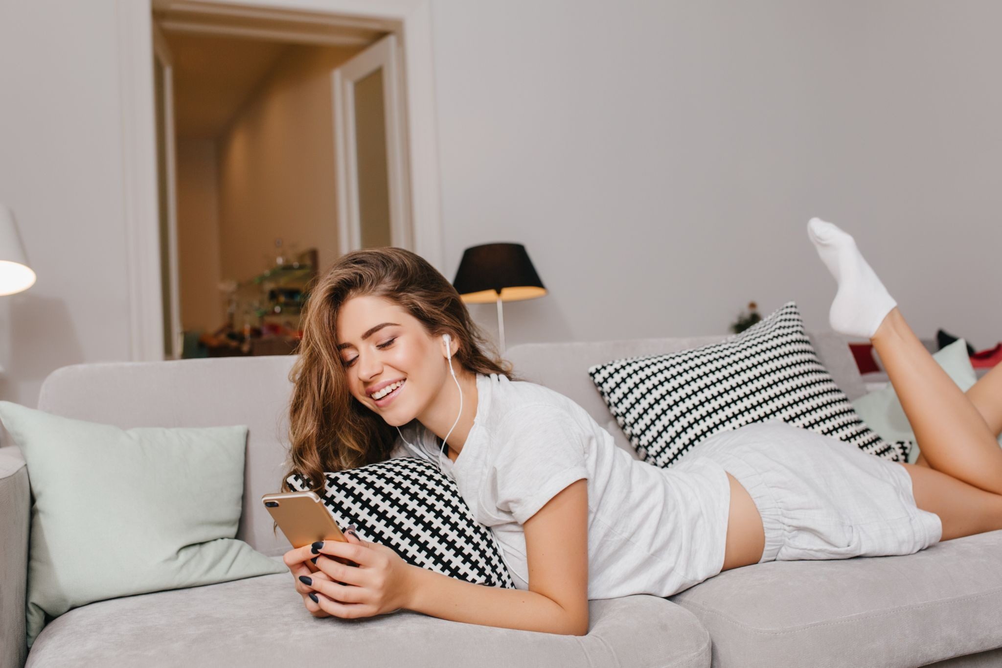 Девушка читает комплимент от парня в мессенджере