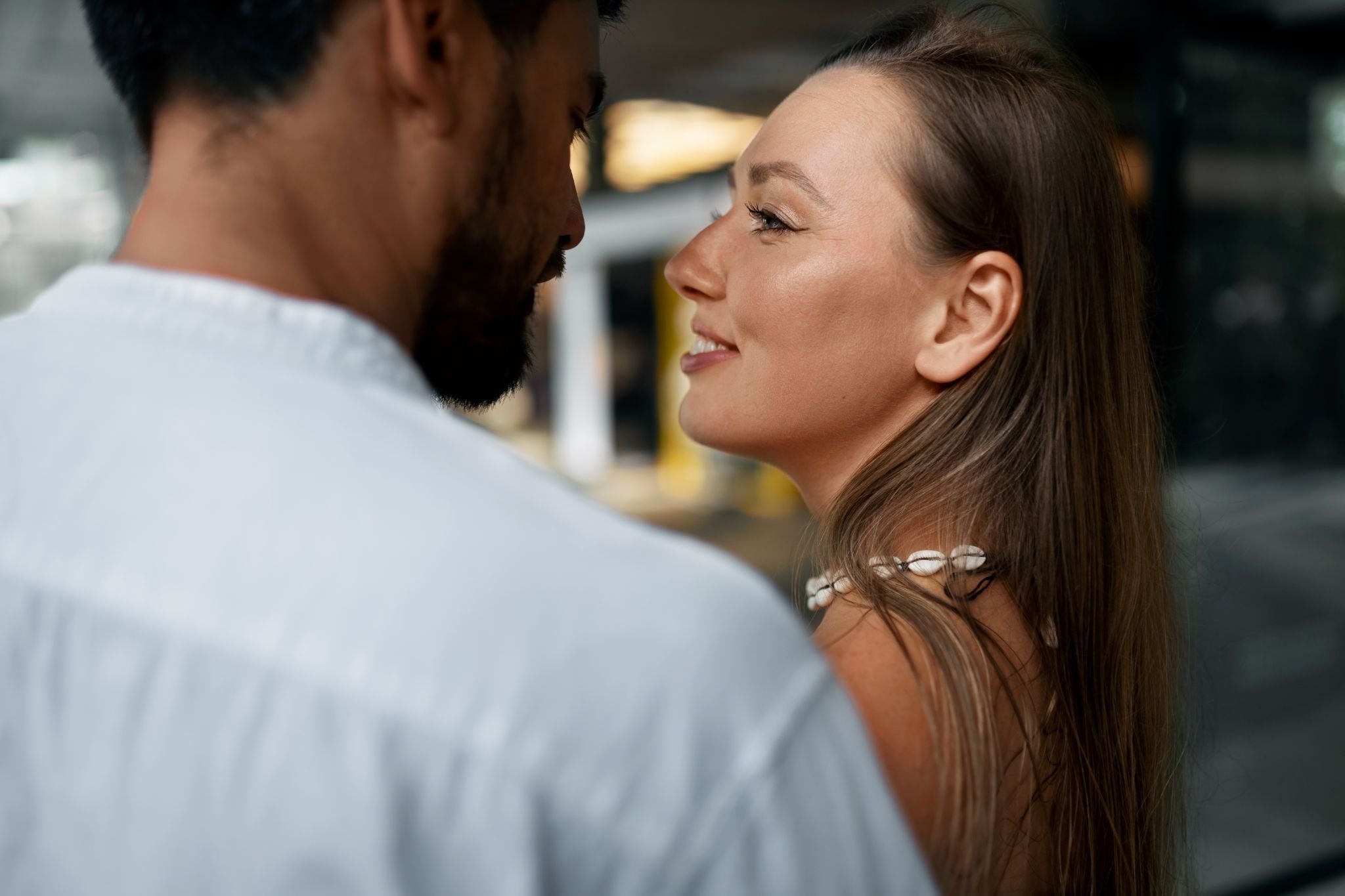 Мужчина делает комплимент девушке при знакомстве на вечеринке в баре