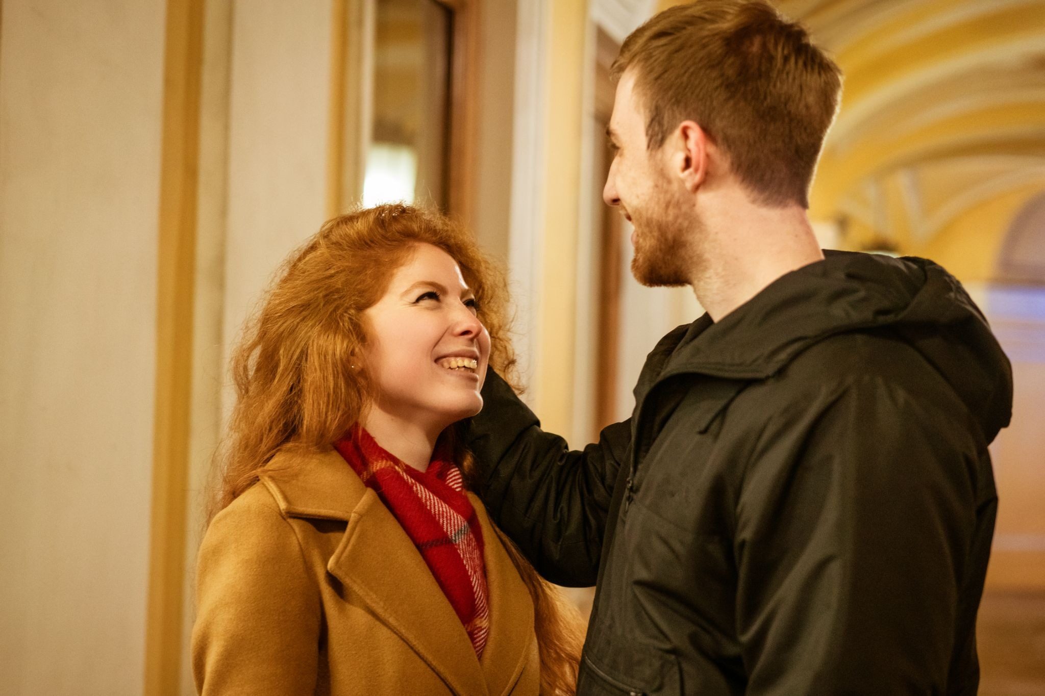 Парень флиртует с девушкой и она улыбается в ответ на его фразу