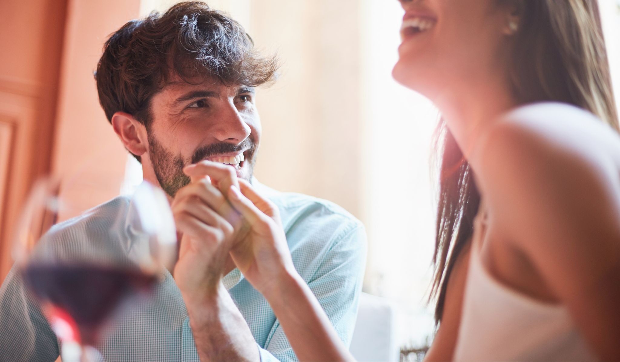 Мужчина рассказывает смешную историю девушке и она смеётся от души