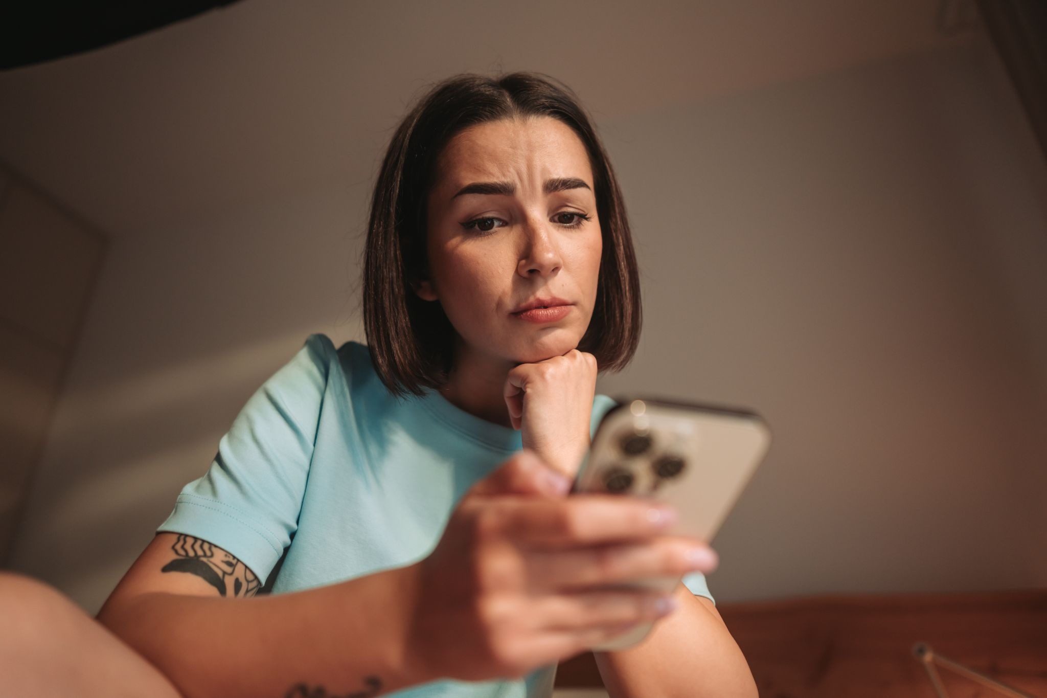 женщина смотрит на себя в зеркало с сомнением