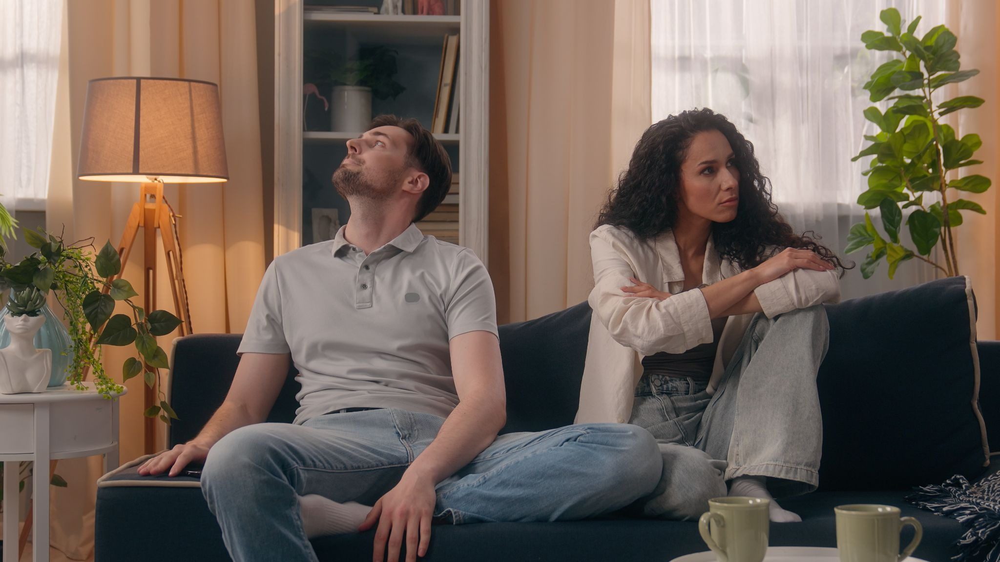 женщина сидит дома с грустным выражением лица