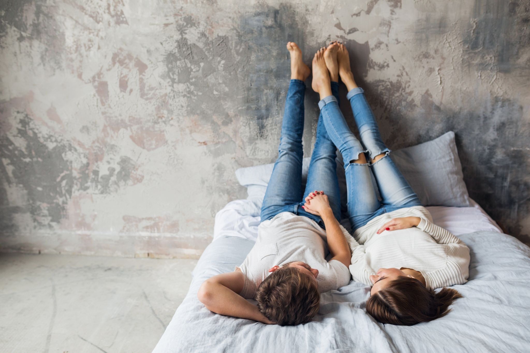 мужчина и женщина держатся за руки без слов платоническая близость