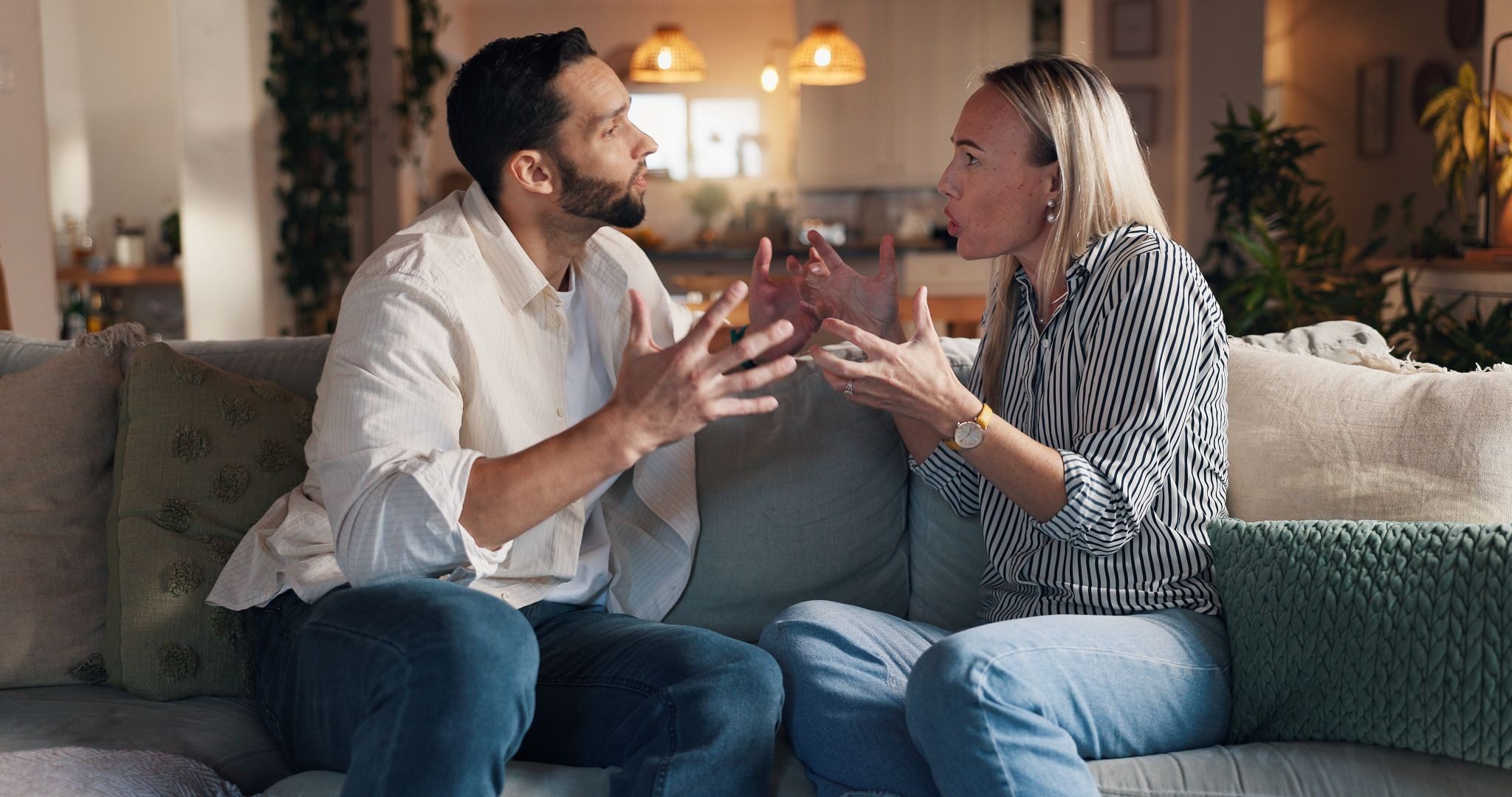 пара разговаривает с психологом семейная терапия