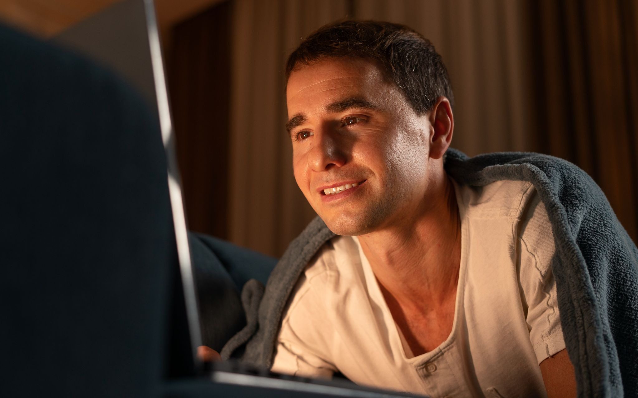 мужчина пишет девушке первое сообщение на сайте знакомств