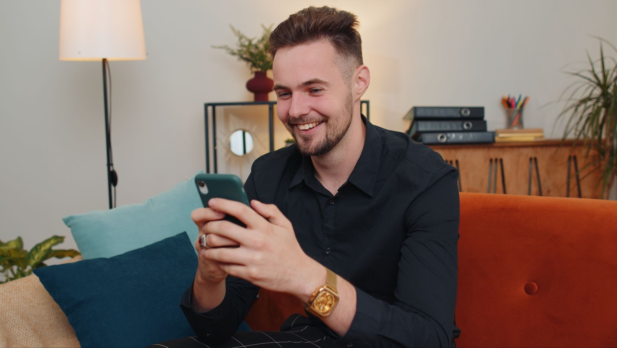 мужчина общается с девушкой на сайте знакомств