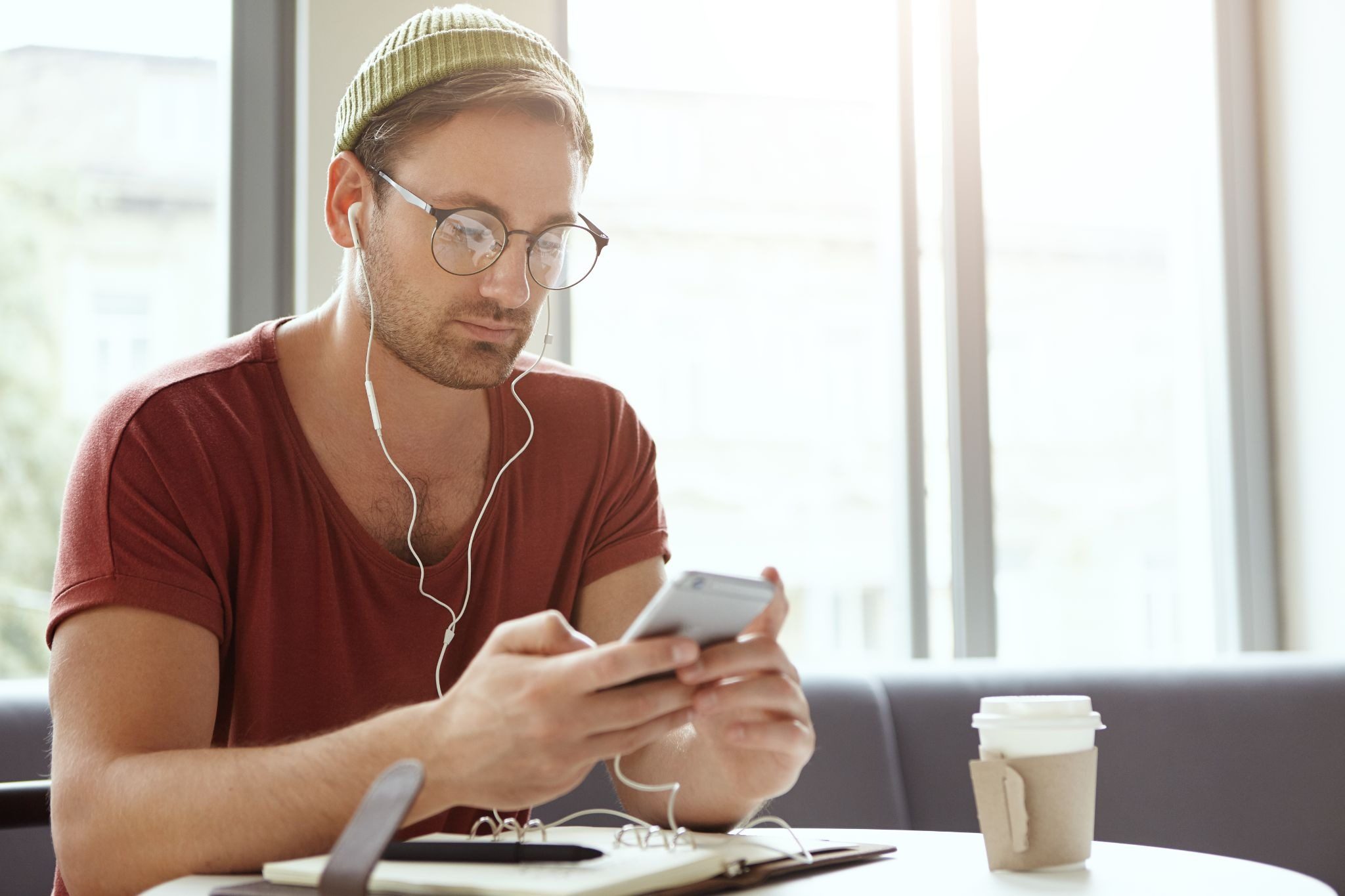 мужчина общается с девушкой на сайте знакомств