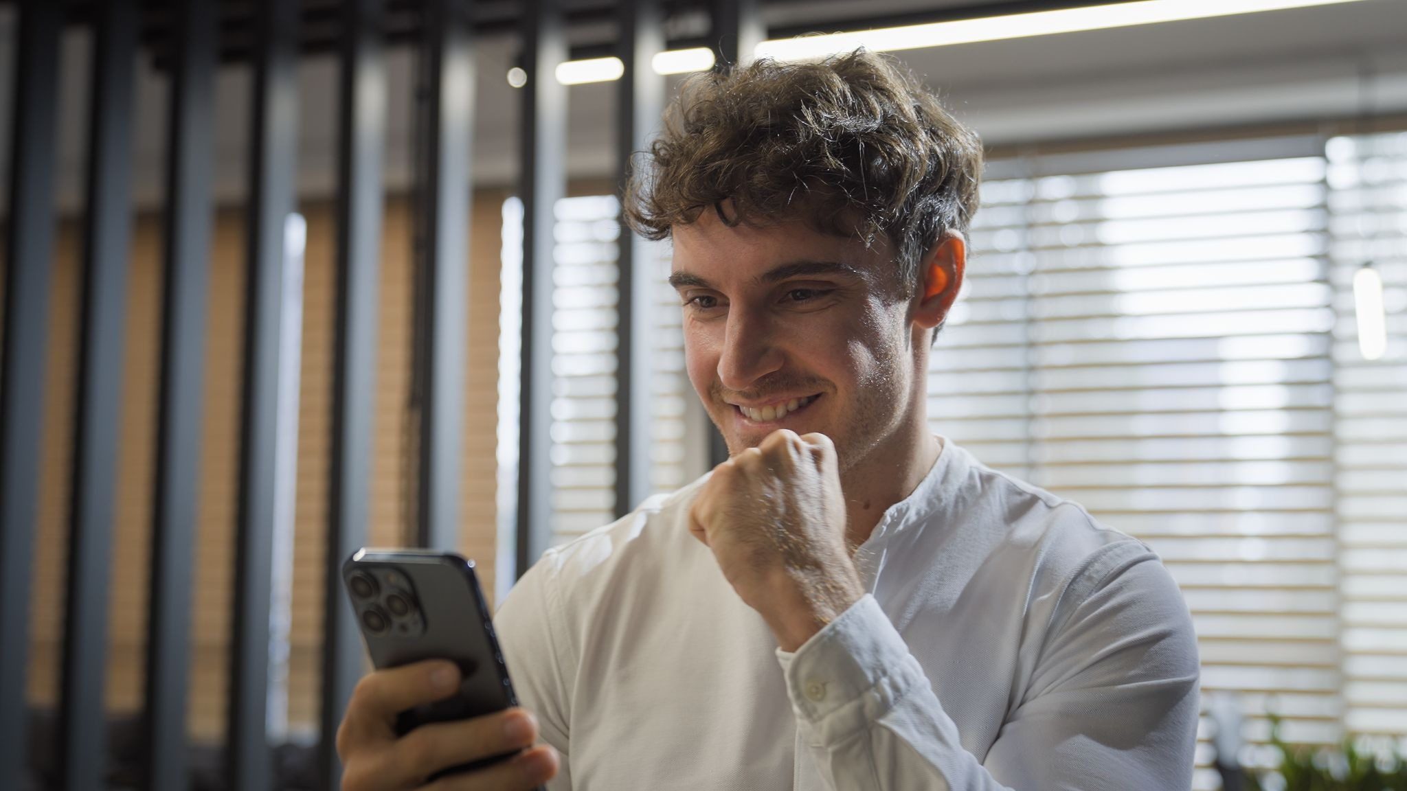 мужчина печатает сообщение девушке на телефоне