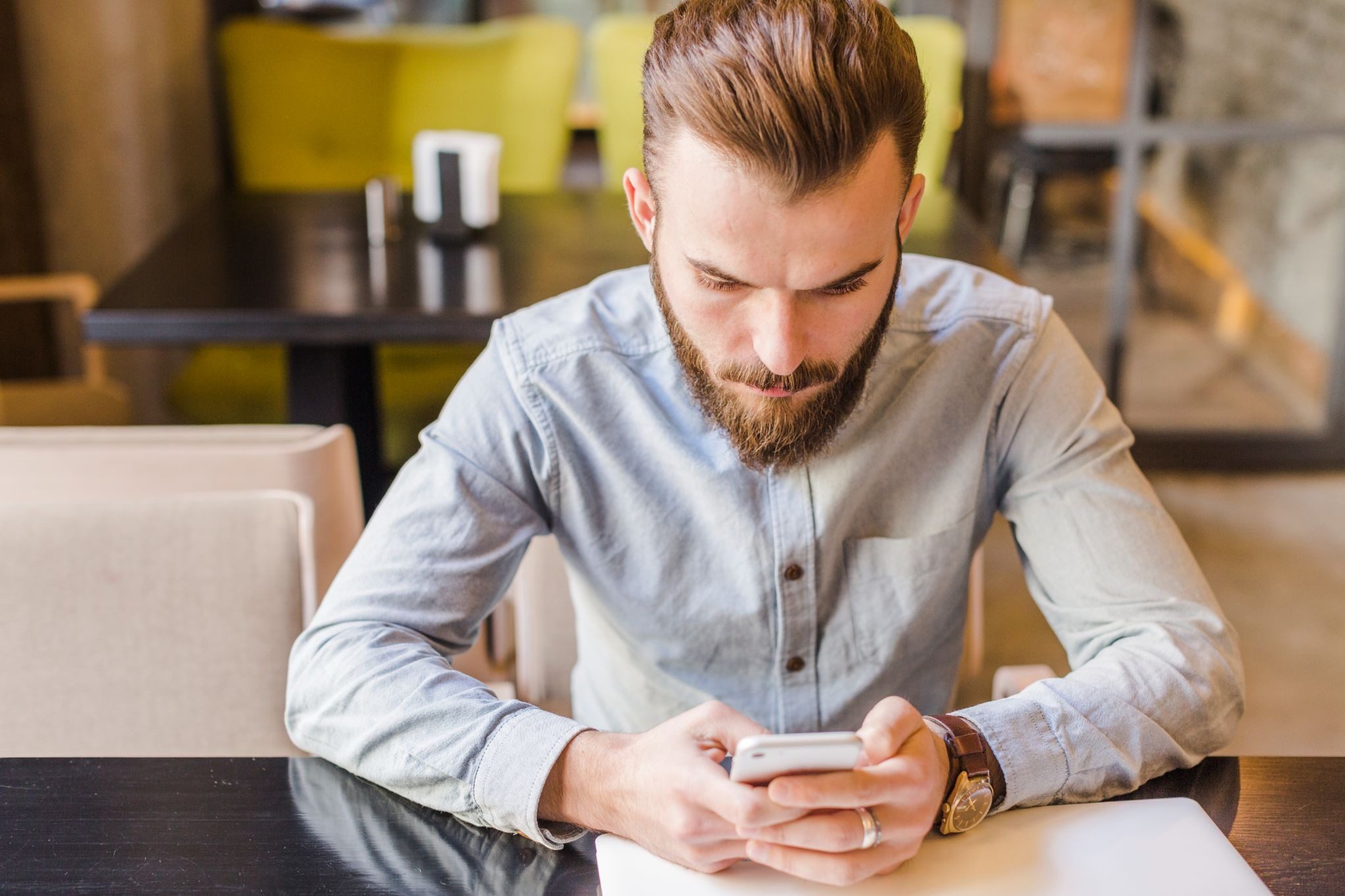 мужчина пишет девушке первое сообщение в интернете