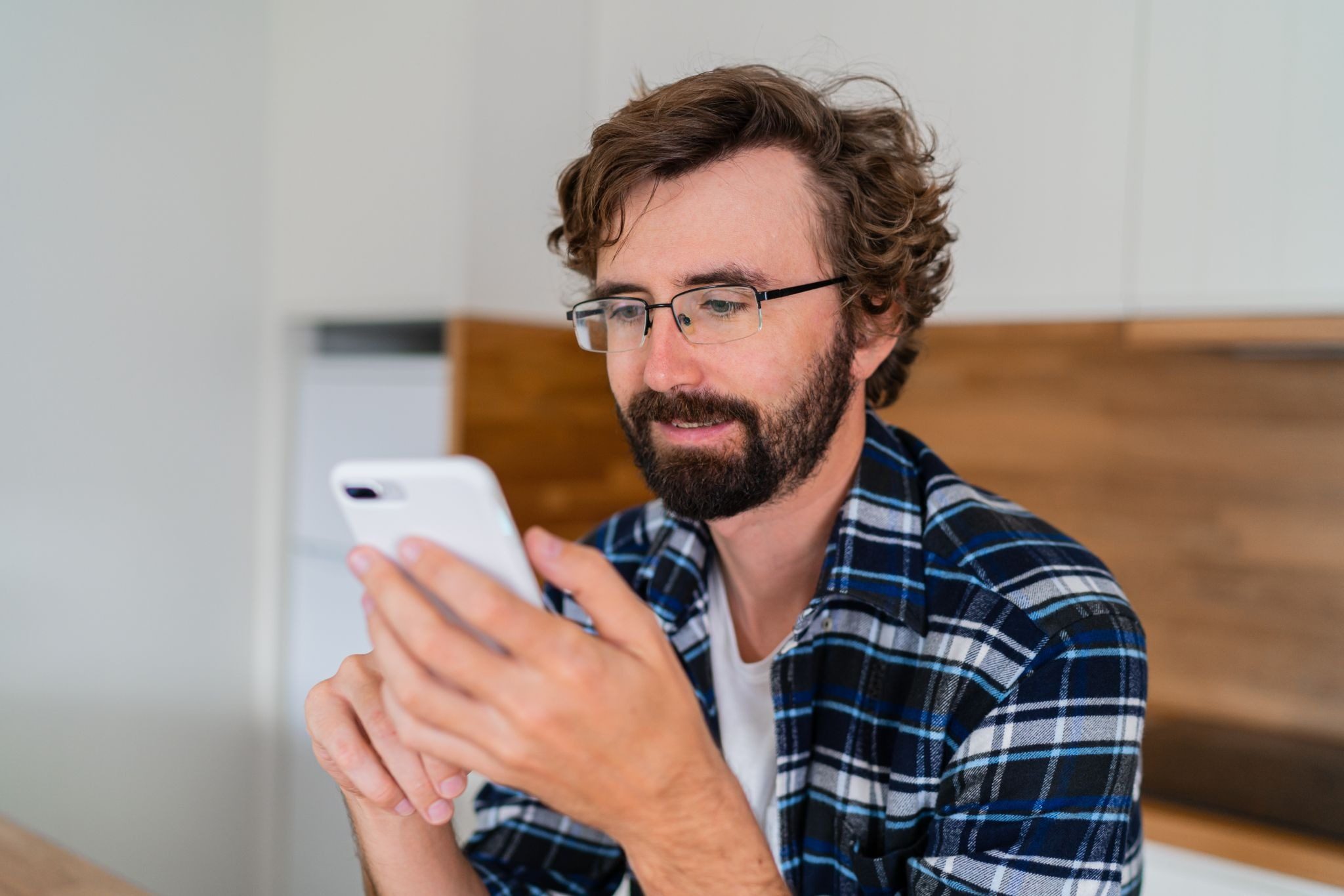 мужчина выбирает, что написать девушке в чате