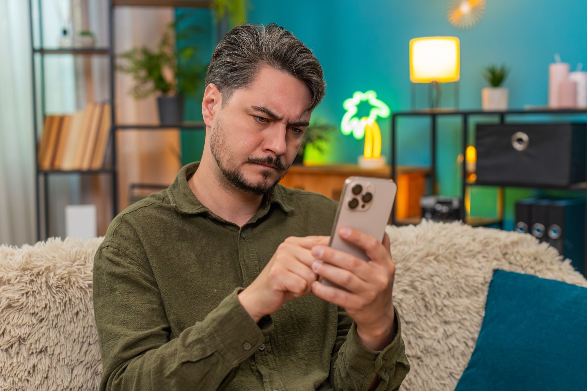 парень пишет девушке сообщение первым