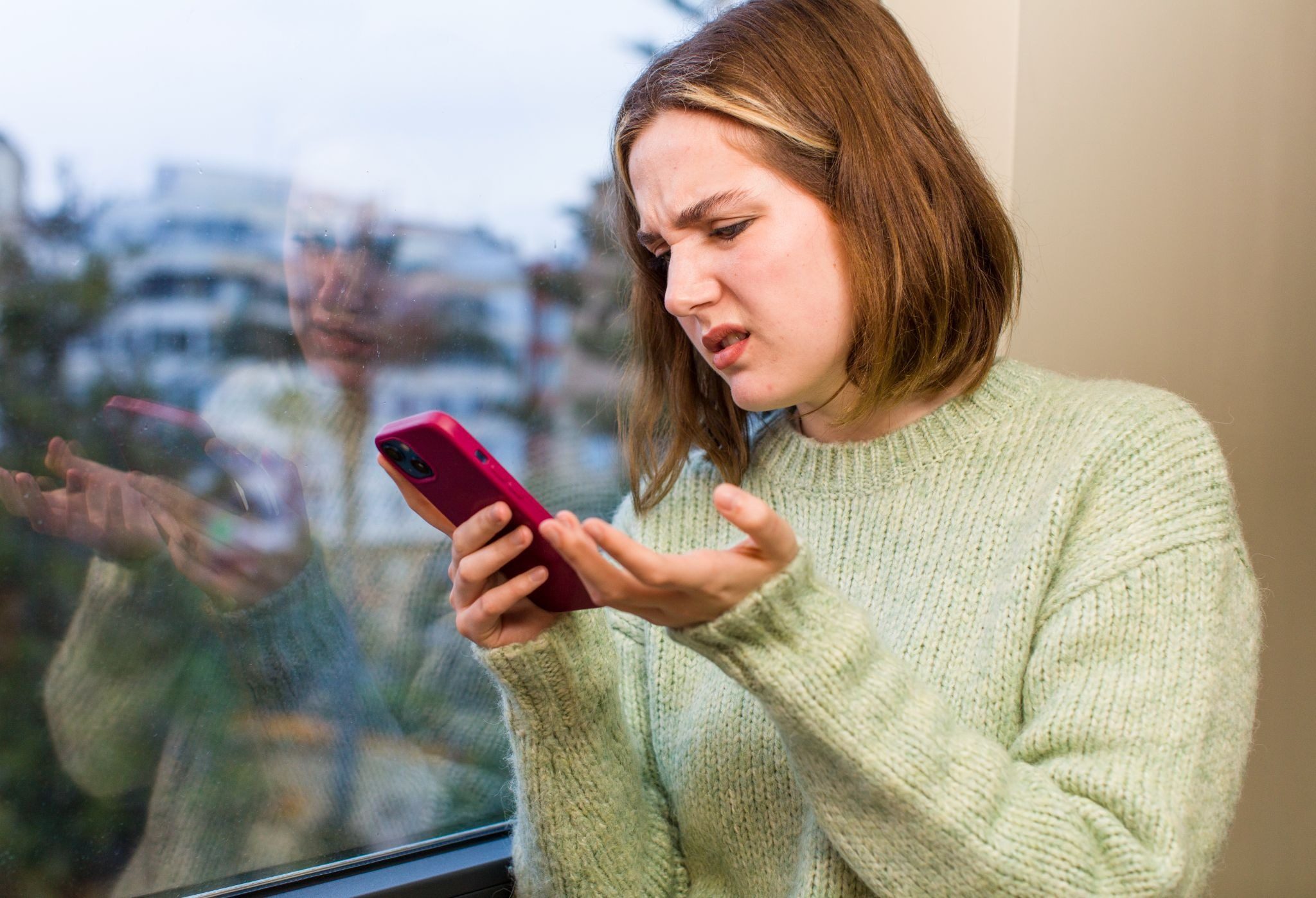 девушка думает, как ответить на сообщение в чате