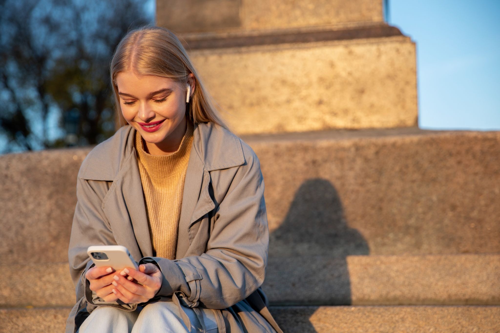 девушка думает, как ответить на сообщение в чате