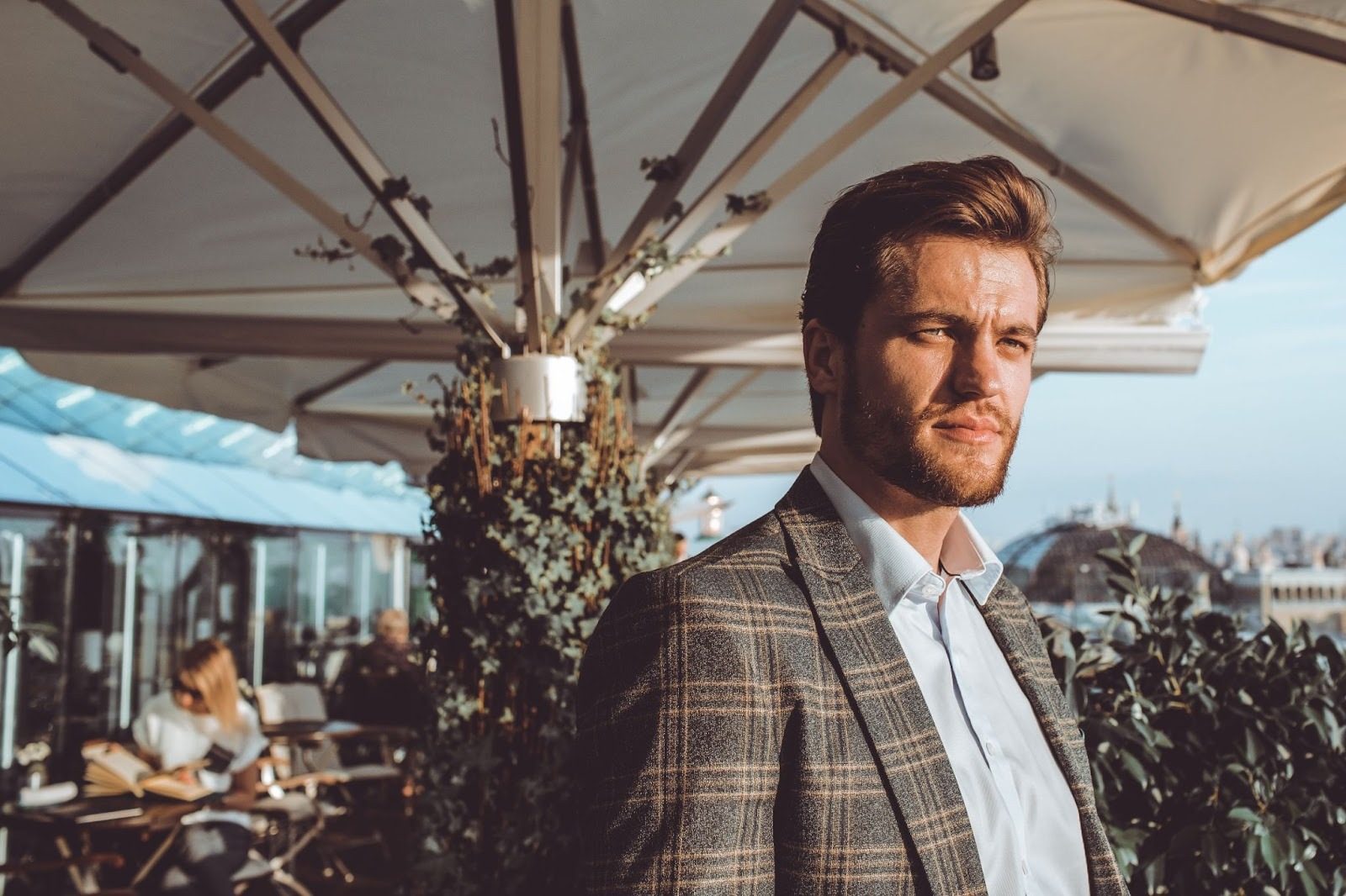 мужчина на курорте с видом на море и закат