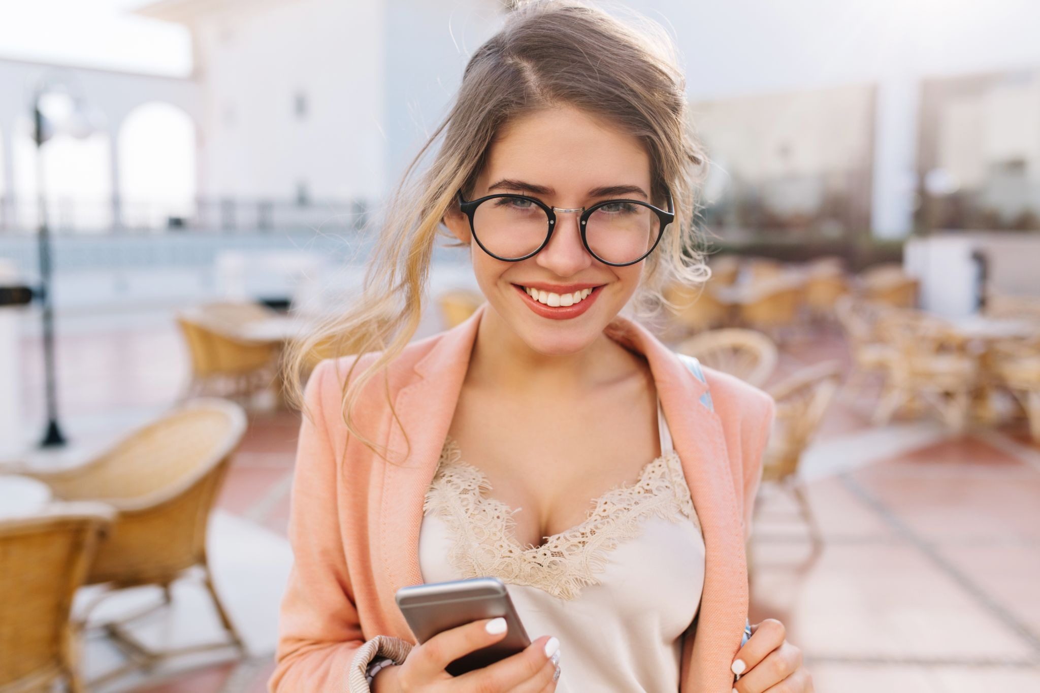 девушка улыбается, придумывая оригинальное описание