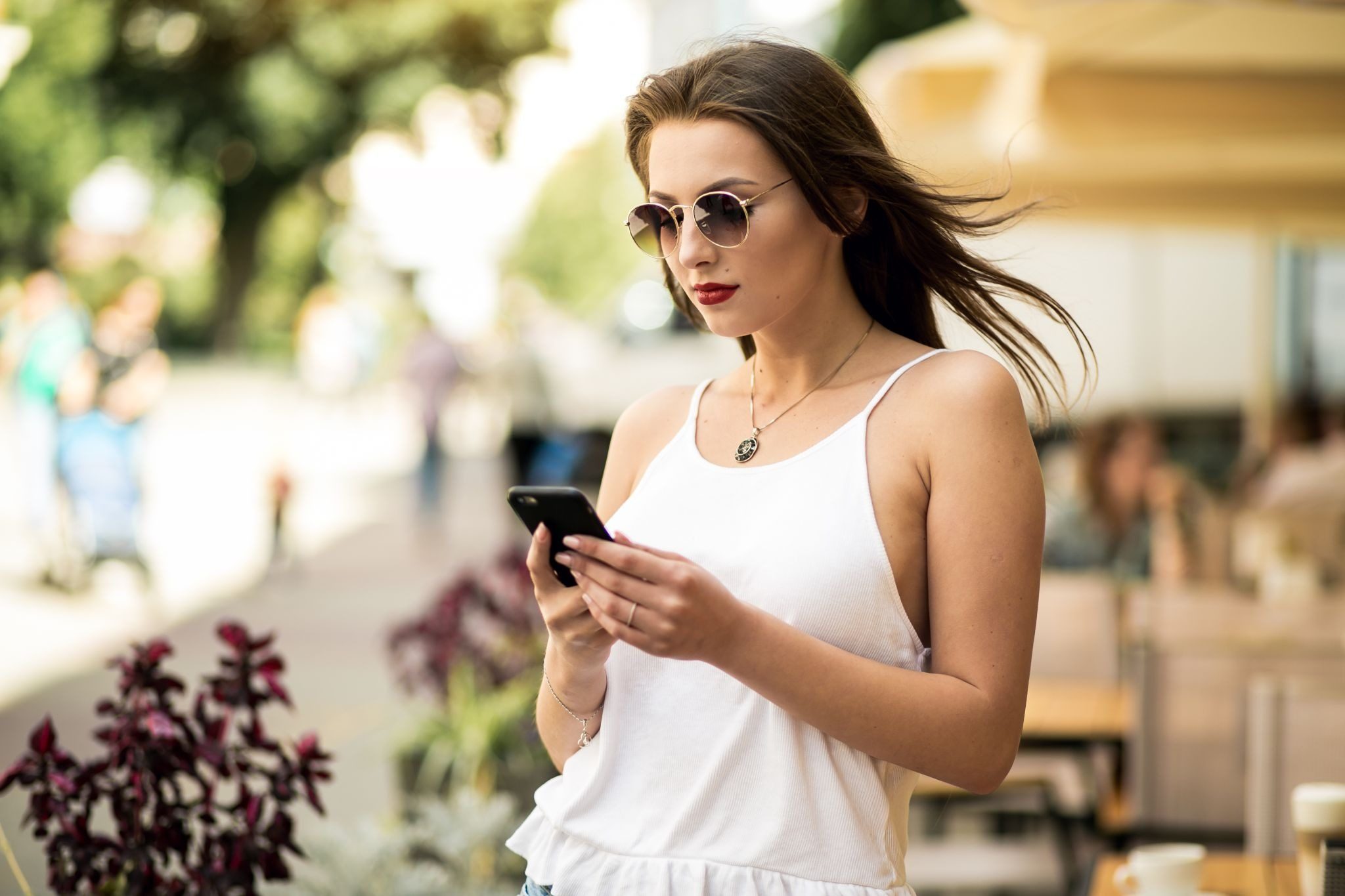 девушка смотрит на пустое поле «о себе» в тиндере