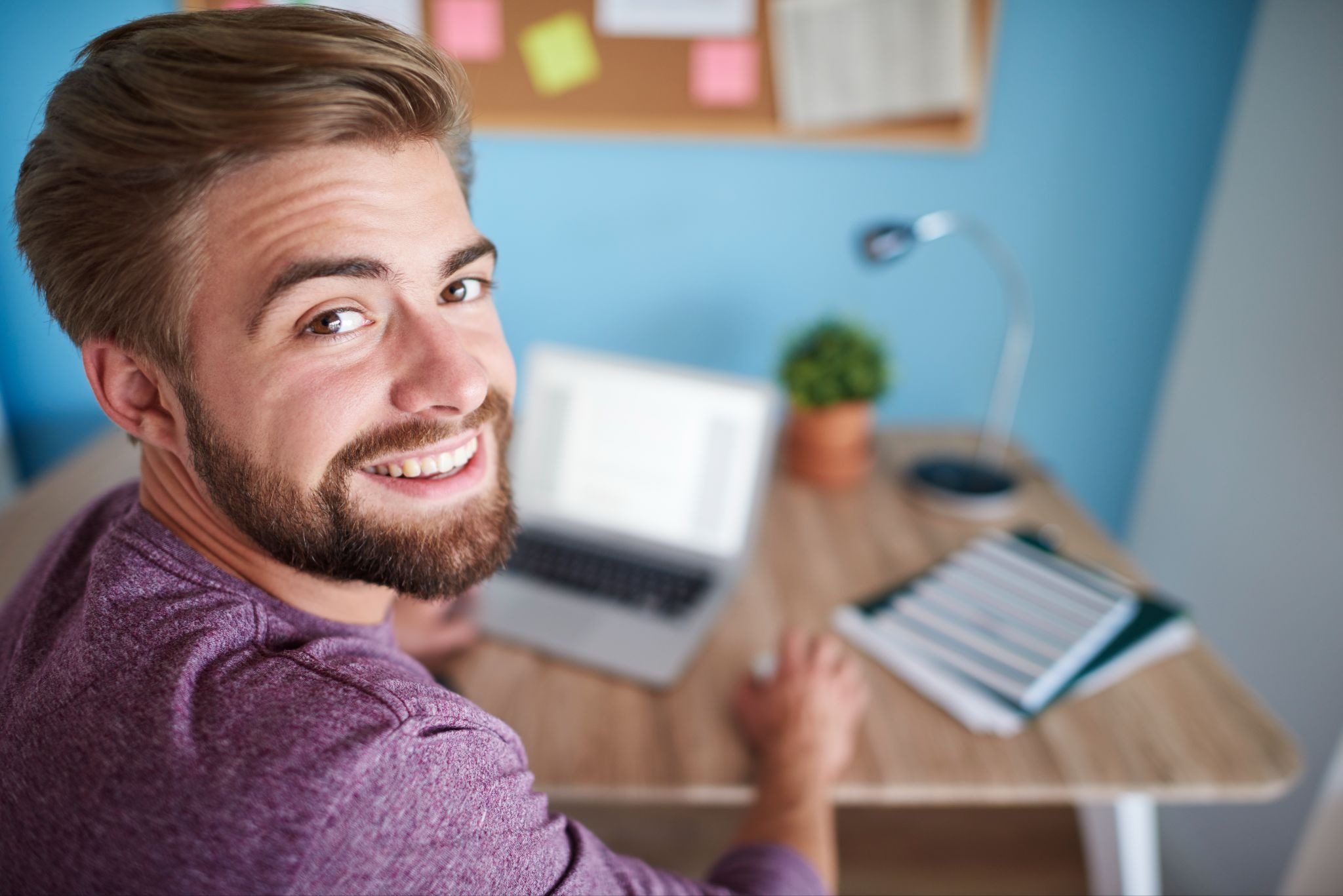 как привлечь внимание мужчины в общественном месте