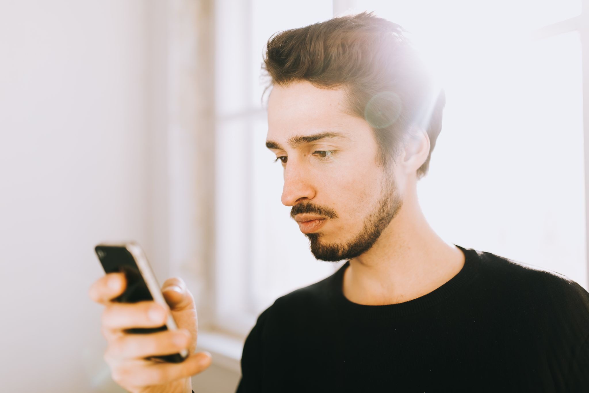 парень не подходит из-за неуверенности