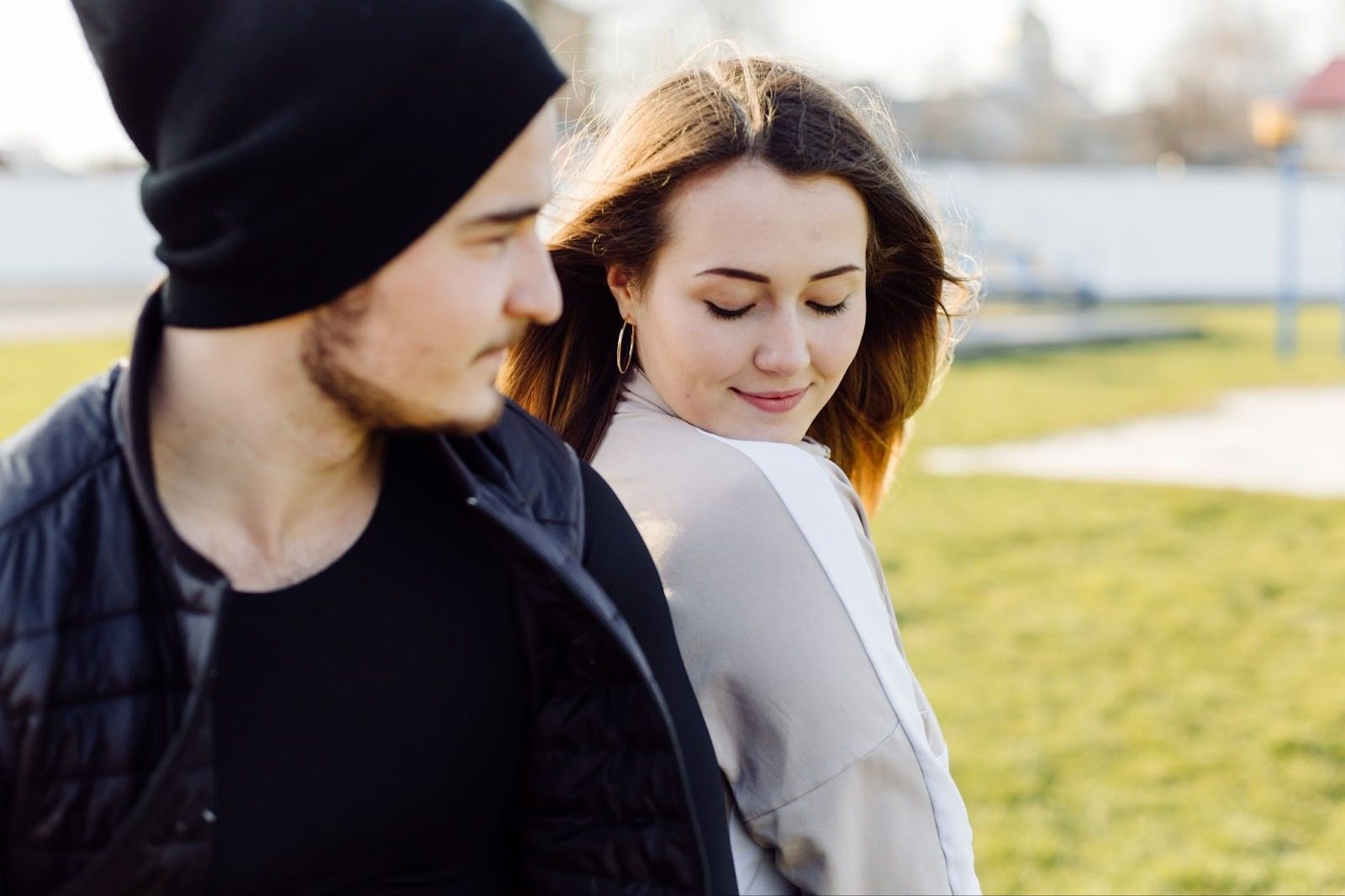 мужчина смотрит на девушку и не знает как понравиться