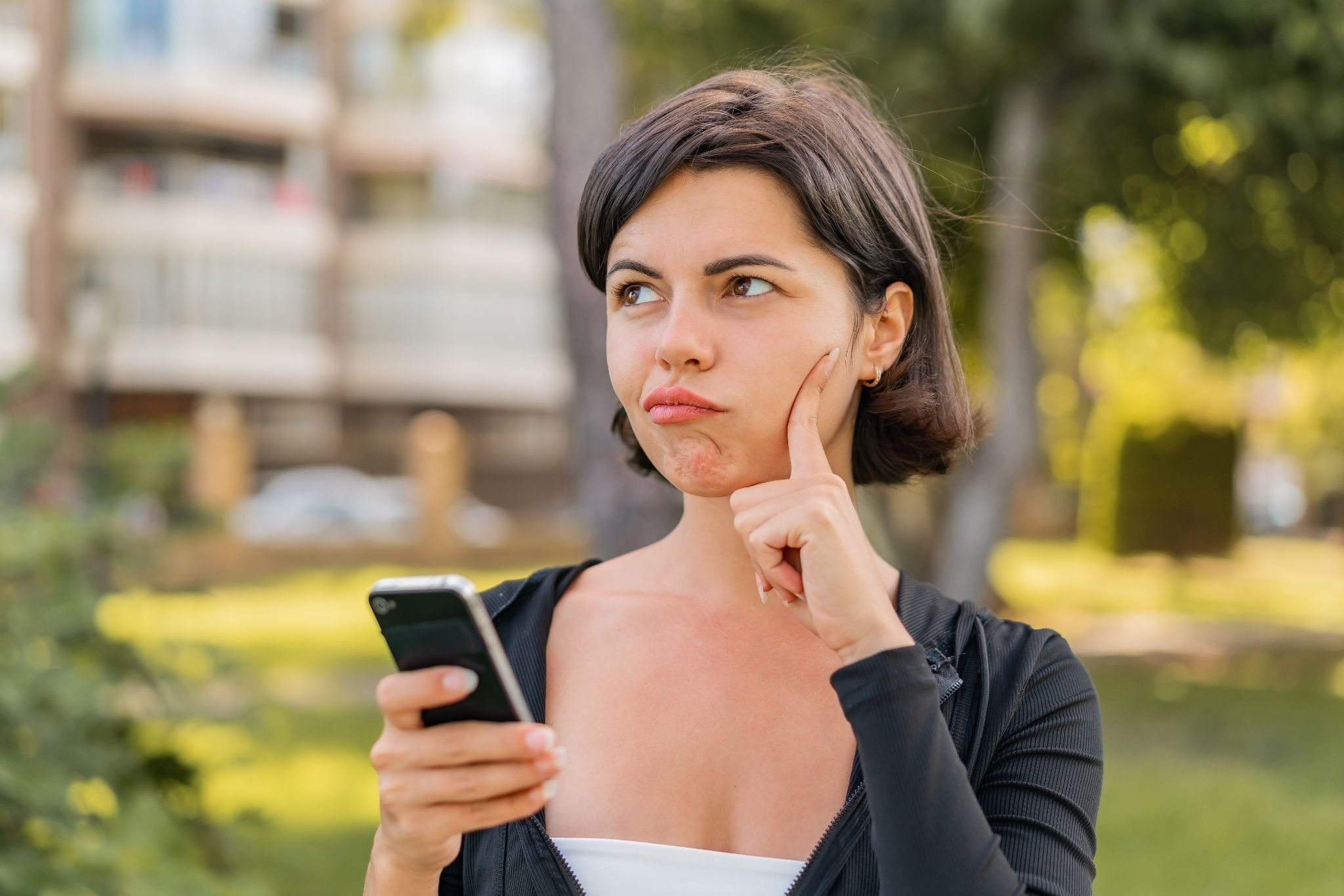 девушка читает сообщения на сайте знакомств