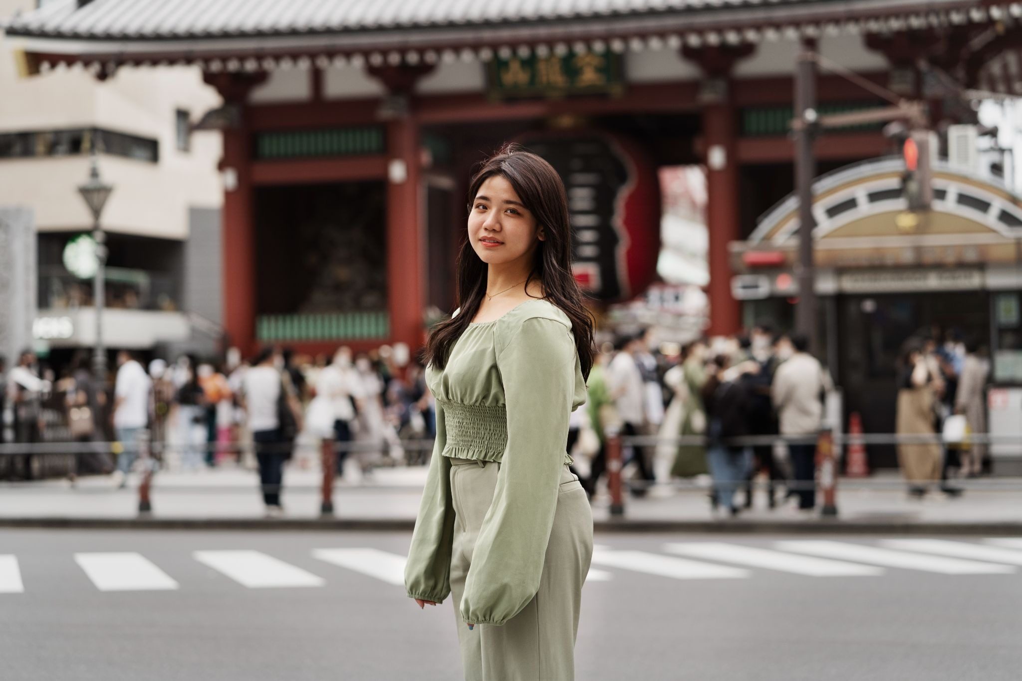 Японская женщина в современной одежде улыбается на свидании