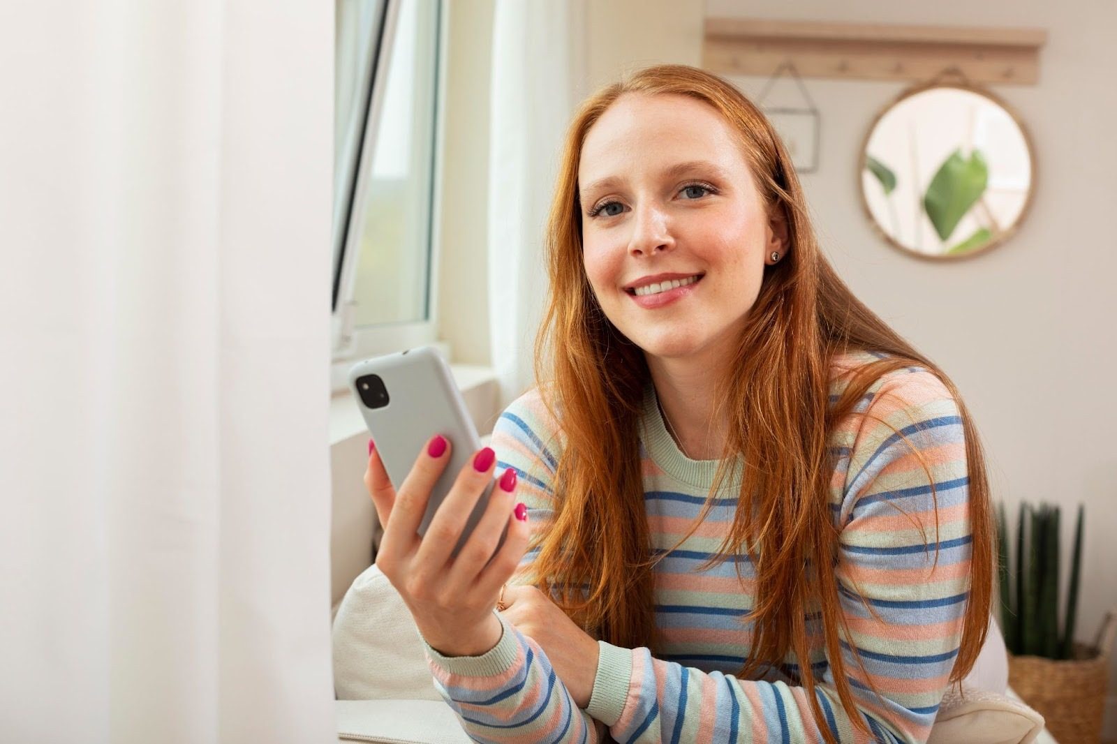 девушка пишет парню сообщение для флирта