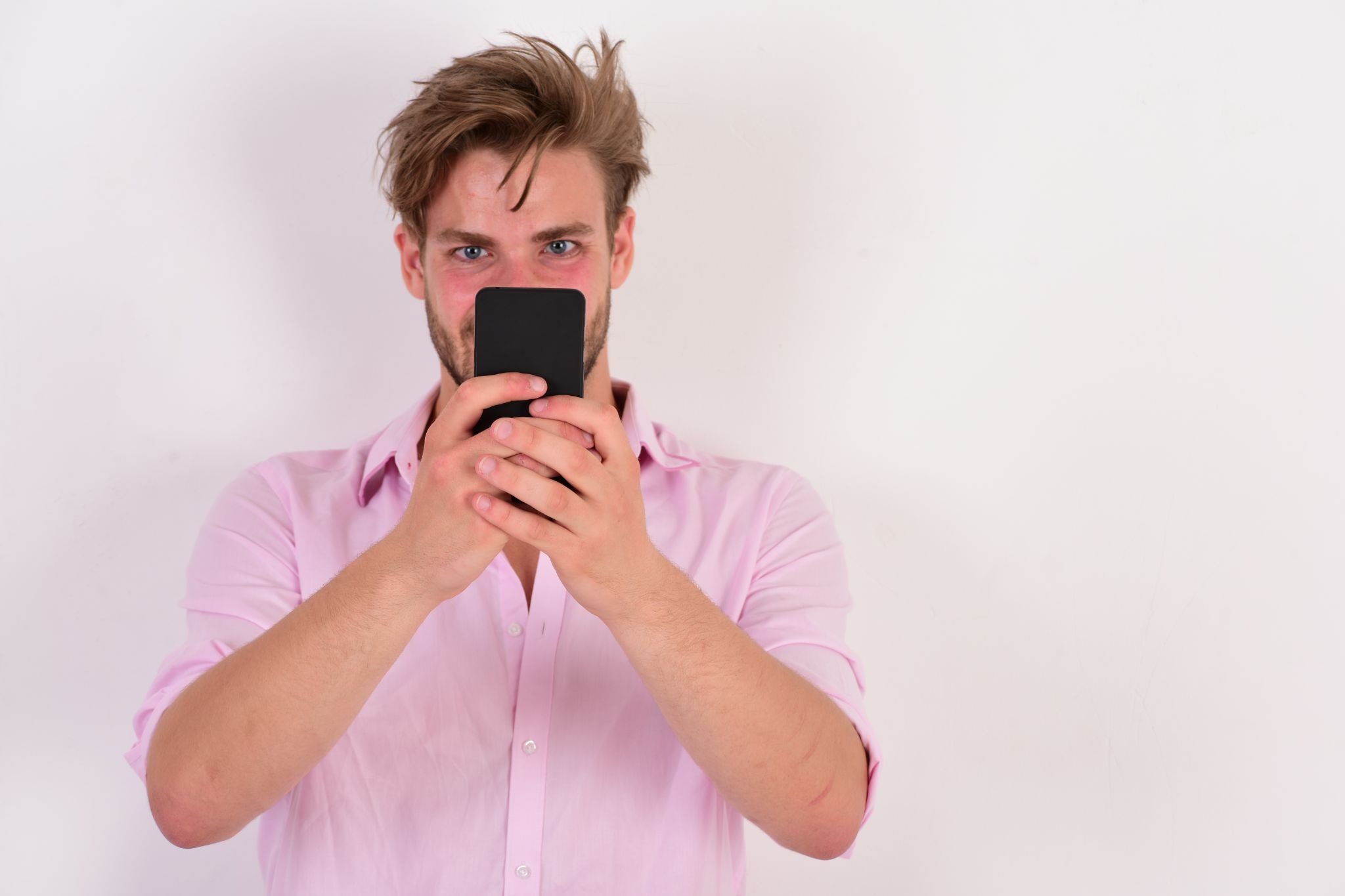 Мужчина требует видеосвязь с подозрительной собеседницей