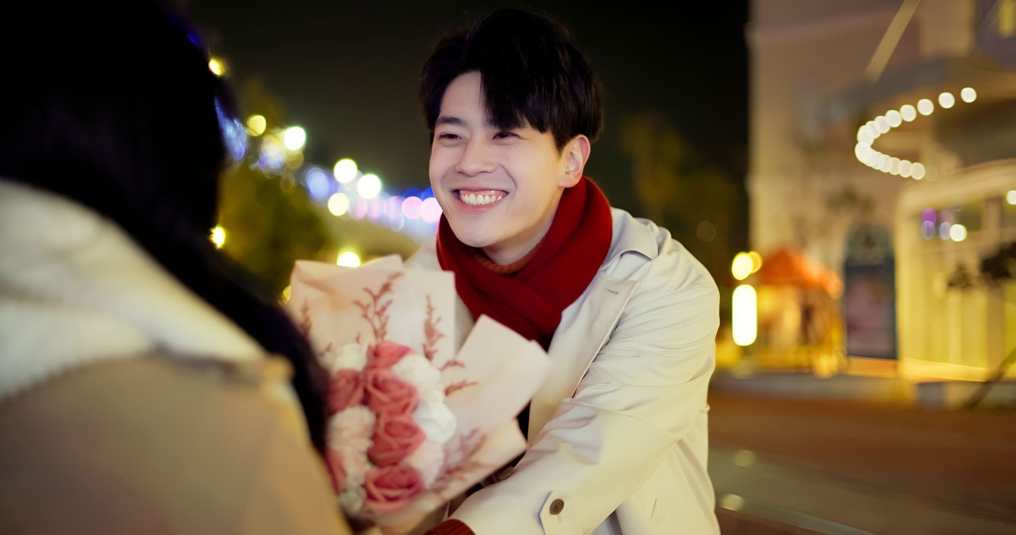 Корейский парень и европейская девушка на романтическом свидании