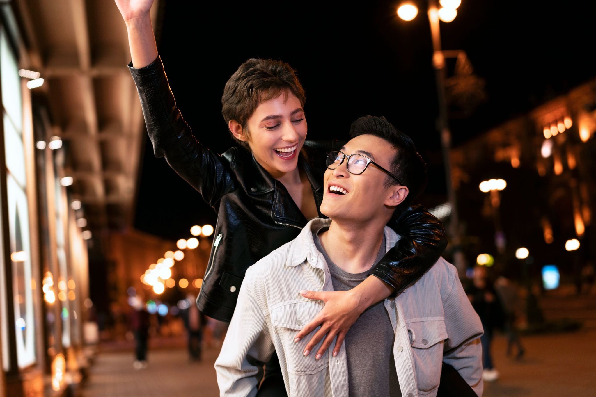 Корейский парень и европейская девушка на романтическом свидании