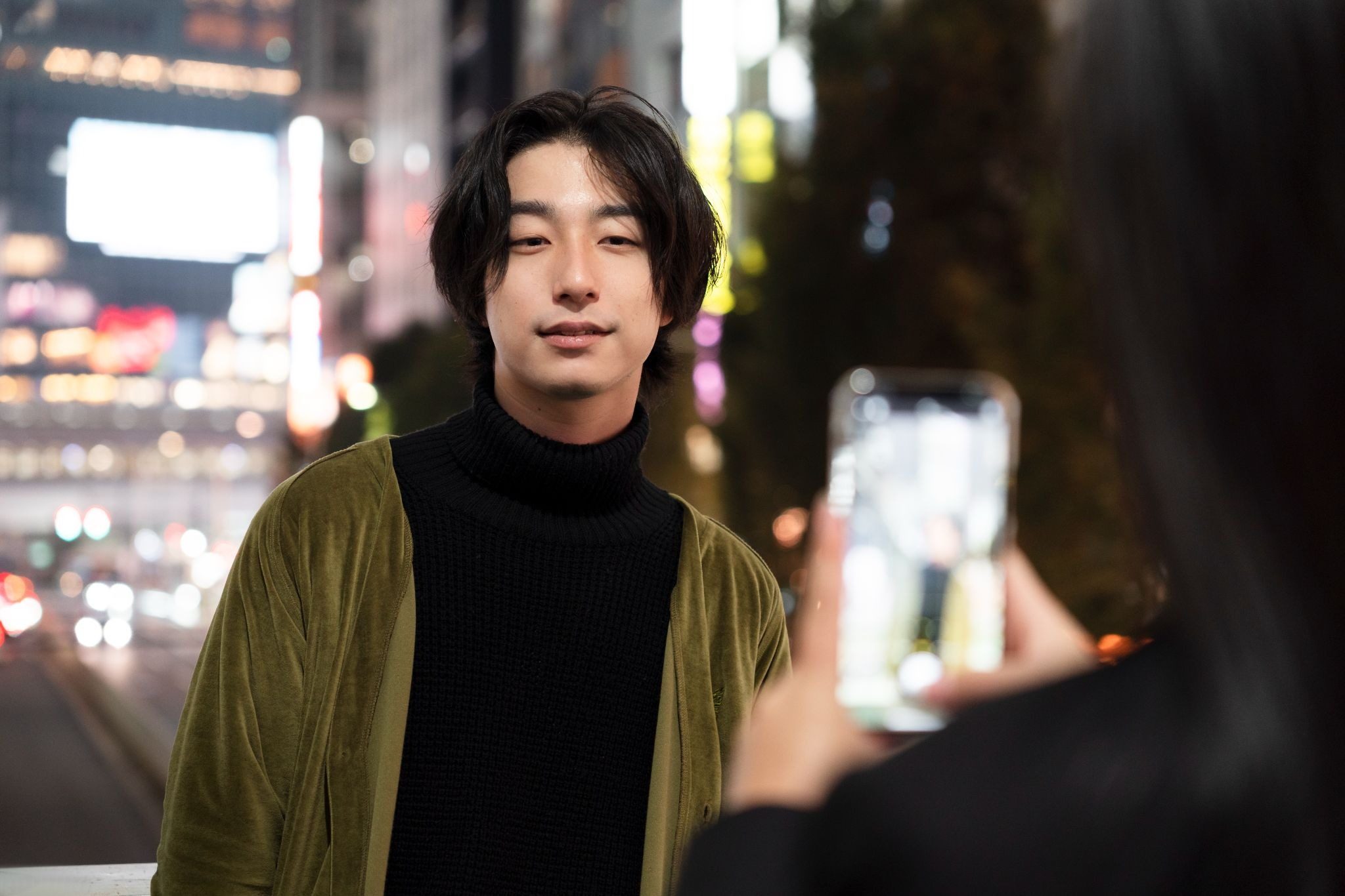 корейский парень в городе