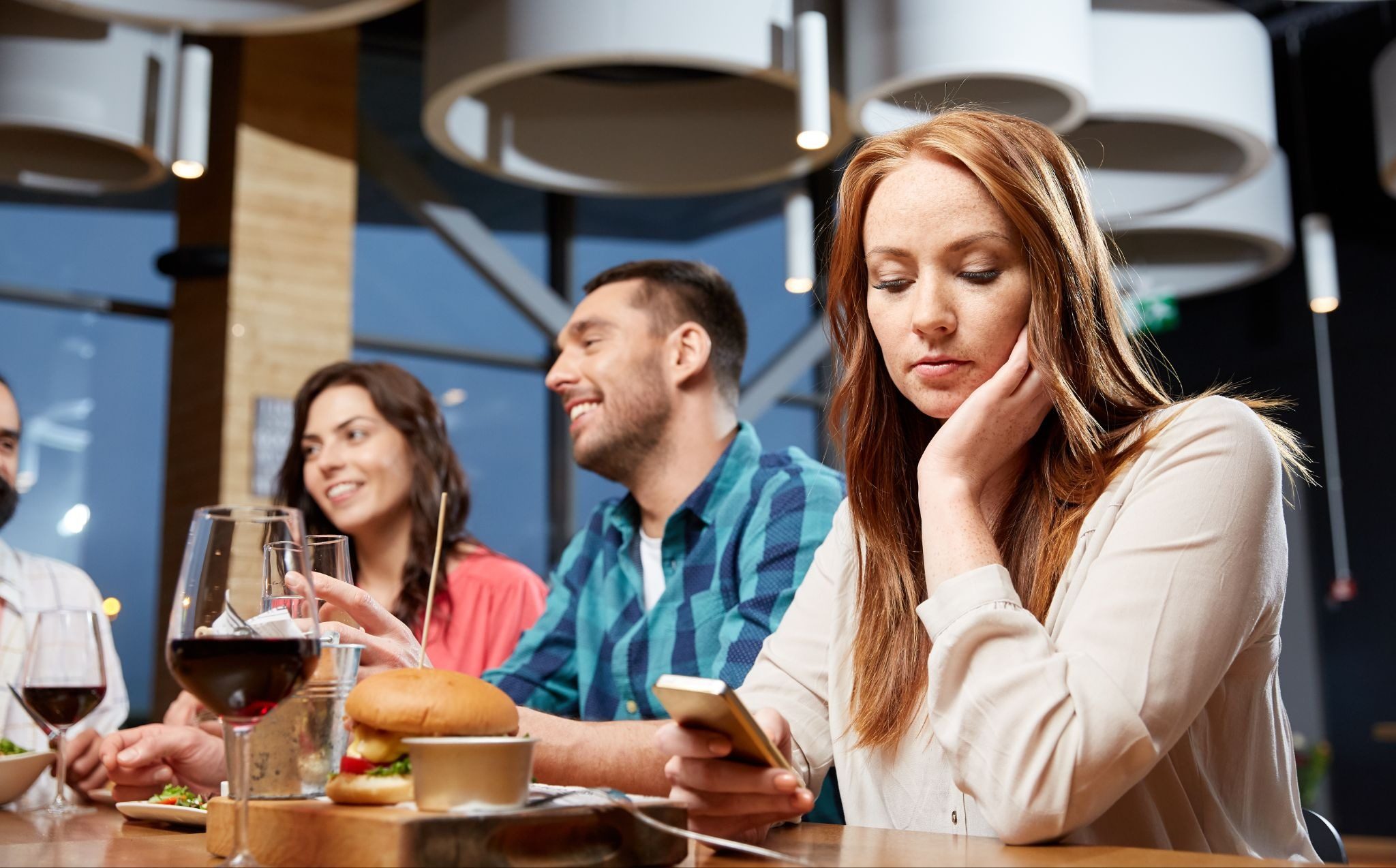 Девушка выглядит скучающей и некомфортной в разговоре с парнем