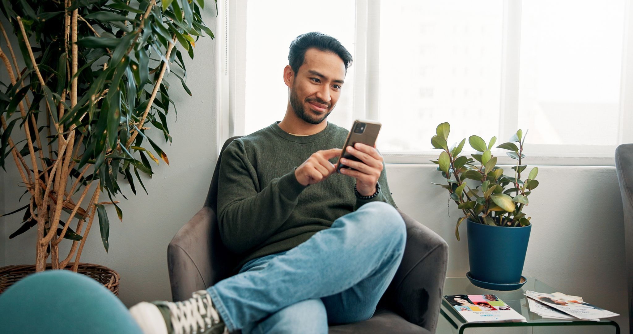 Молодой человек знакомится с девушкой ВКонтакте