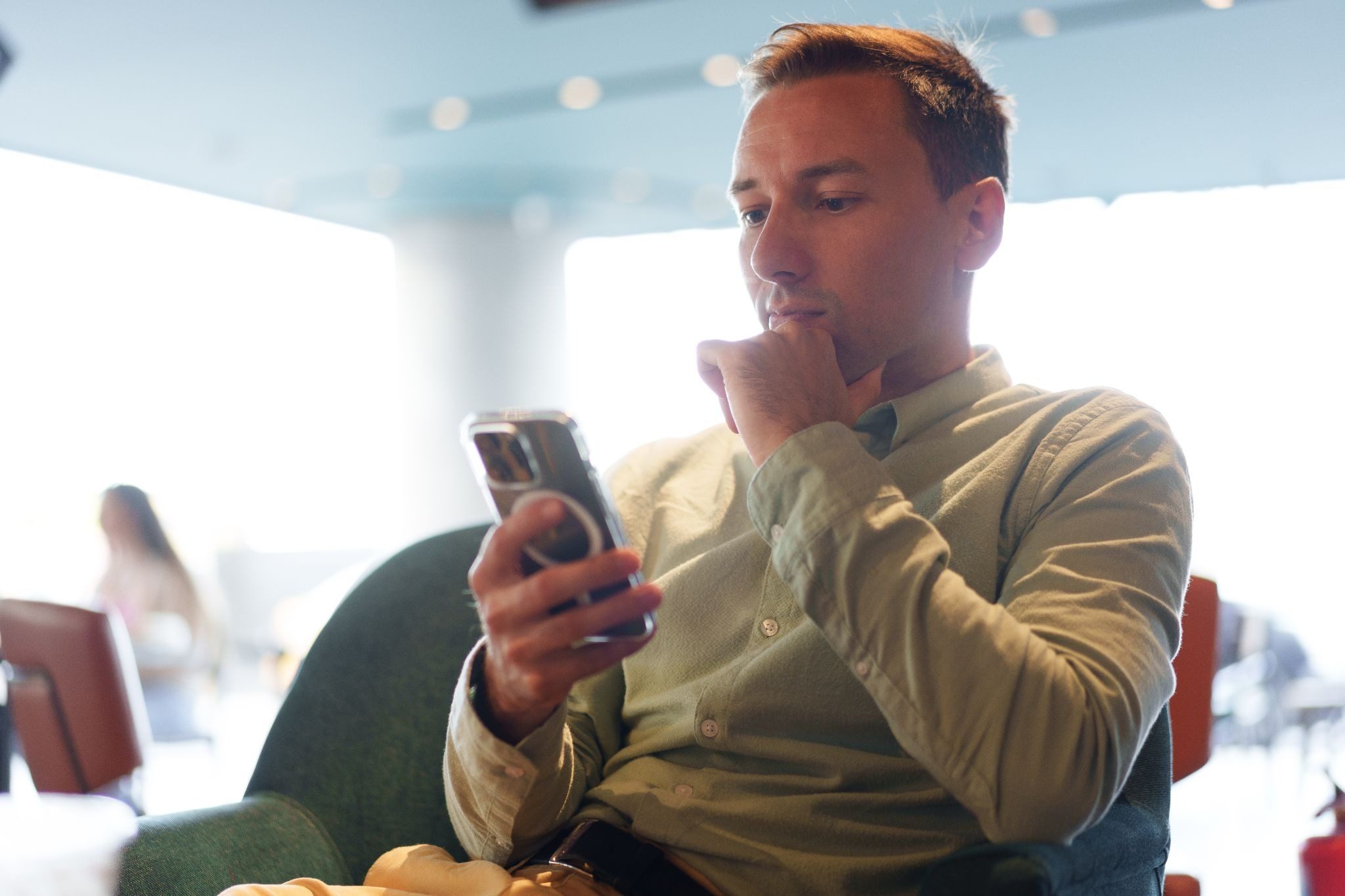 Парень назначает первое свидание после общения в Телеграме